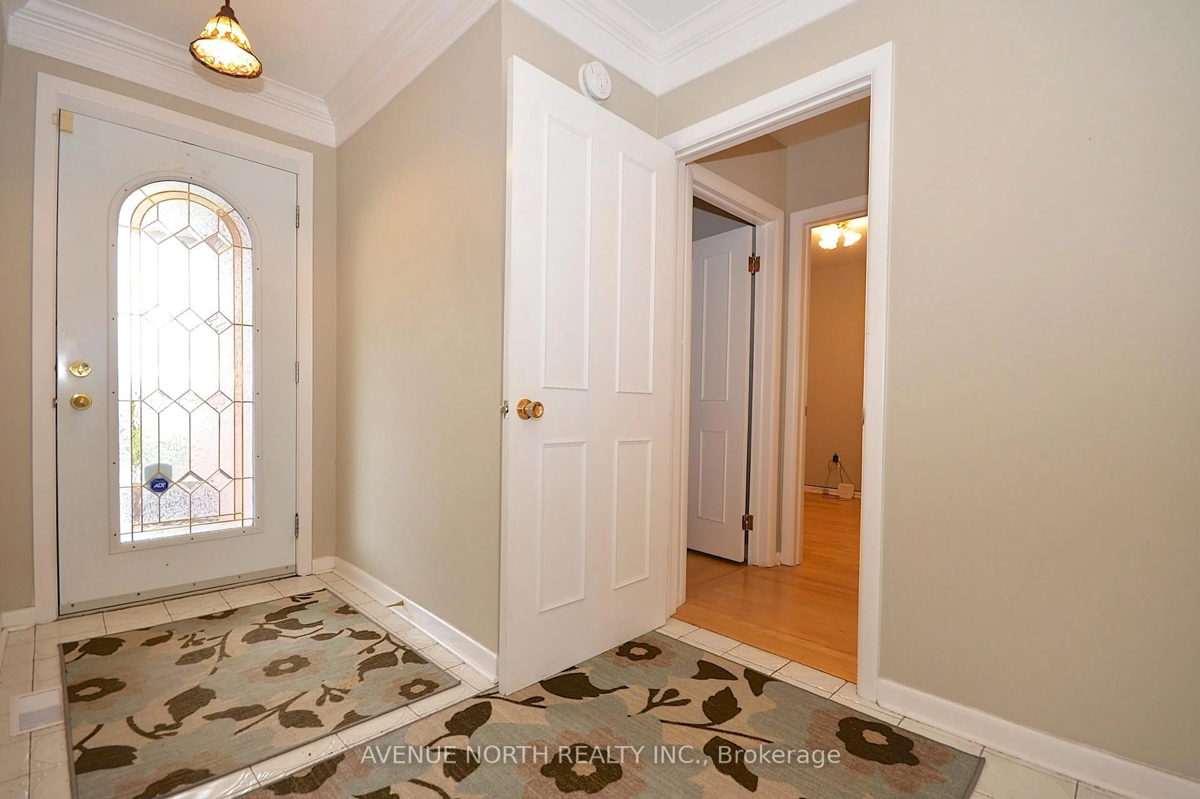Indoor entryway for 866 Claude St, Ottawa Ontario K1K 2S6