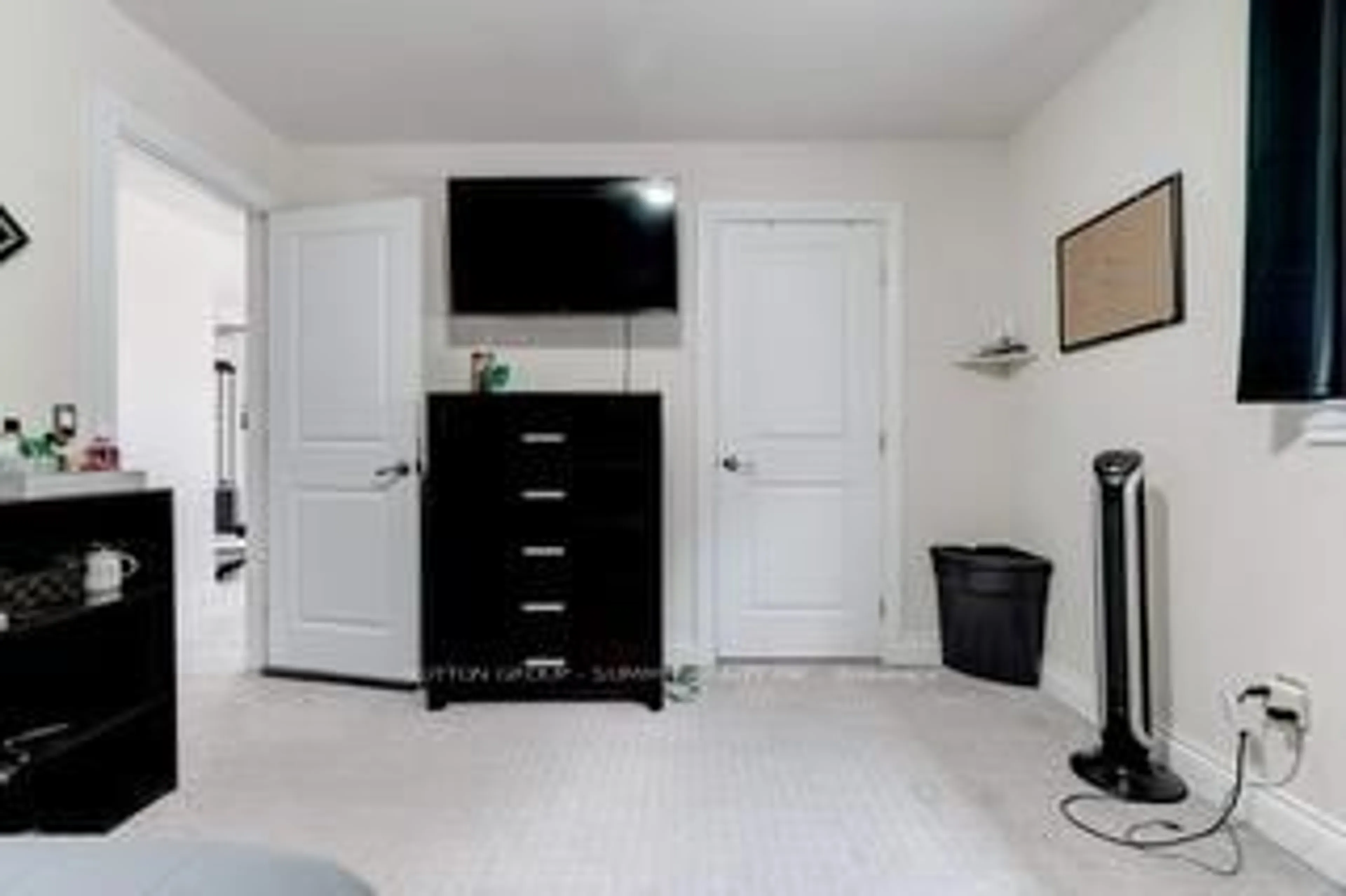 A pic of a room for 12 Mitten Crt, Hamilton Ontario L8W 0B3