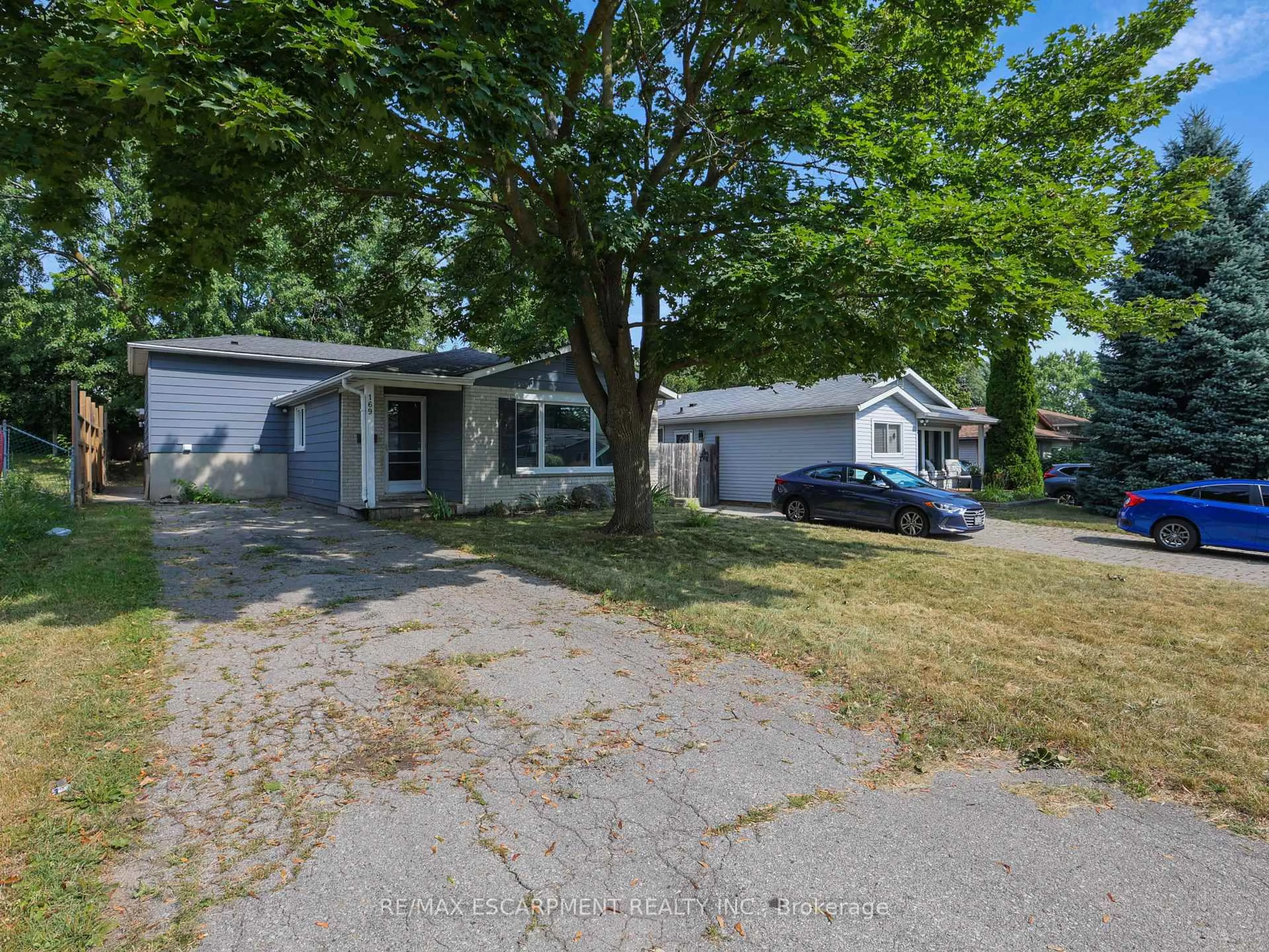 A pic from outside/outdoor area/front of a property/back of a property/a pic from drone, street for 169 PINEDALE Dr, Kitchener Ontario N2E 1K2