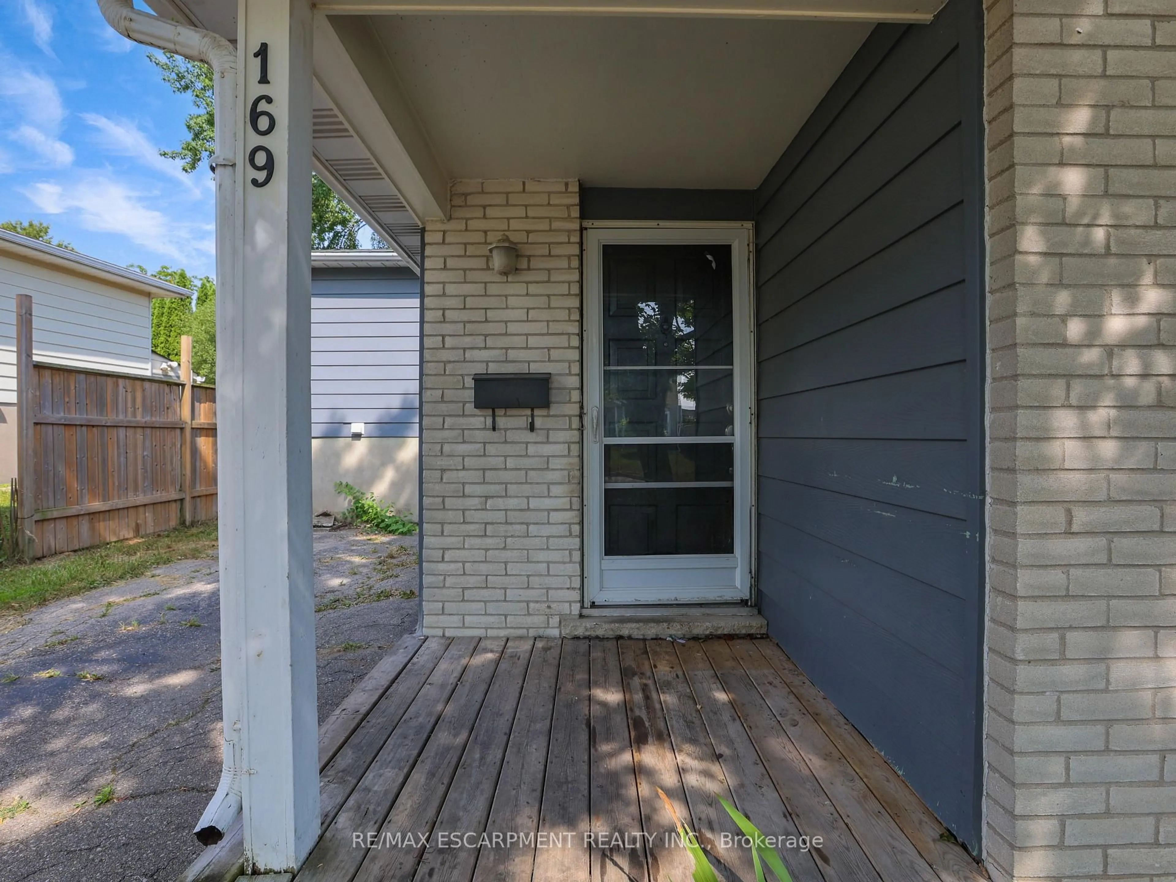 Indoor entryway for 169 PINEDALE Dr, Kitchener Ontario N2E 1K2