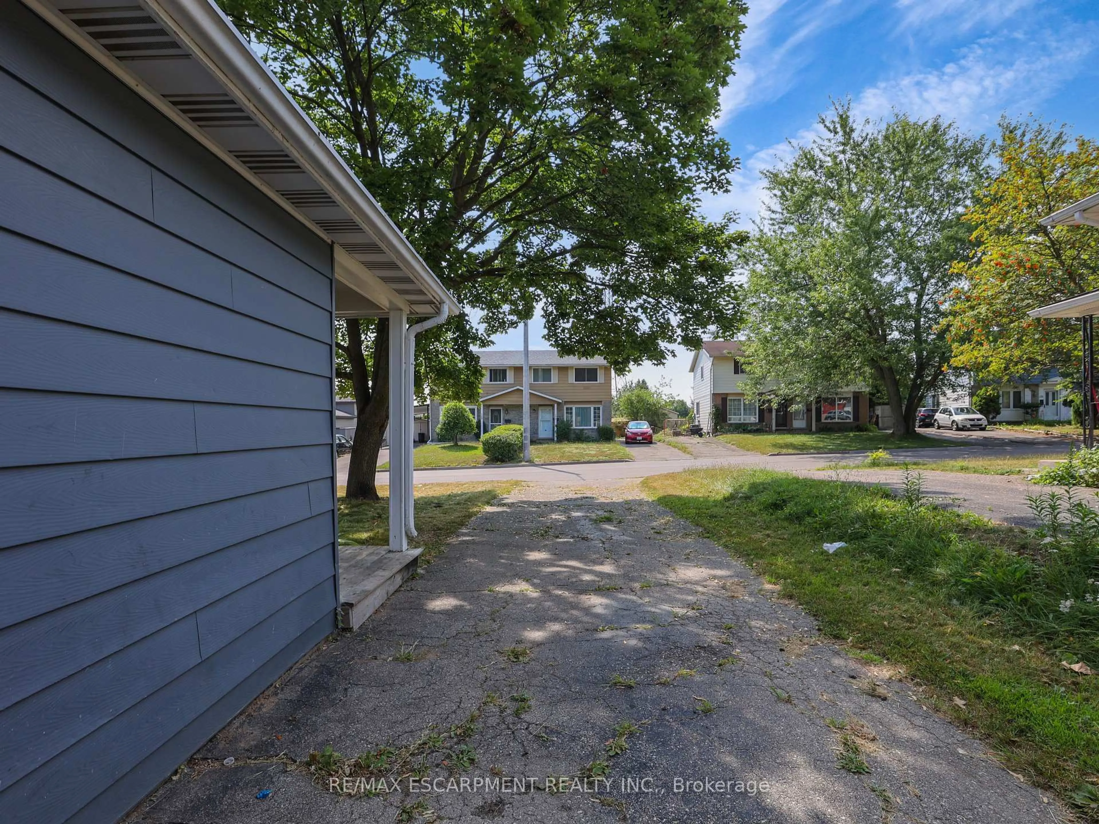 A pic from outside/outdoor area/front of a property/back of a property/a pic from drone, street for 169 PINEDALE Dr, Kitchener Ontario N2E 1K2