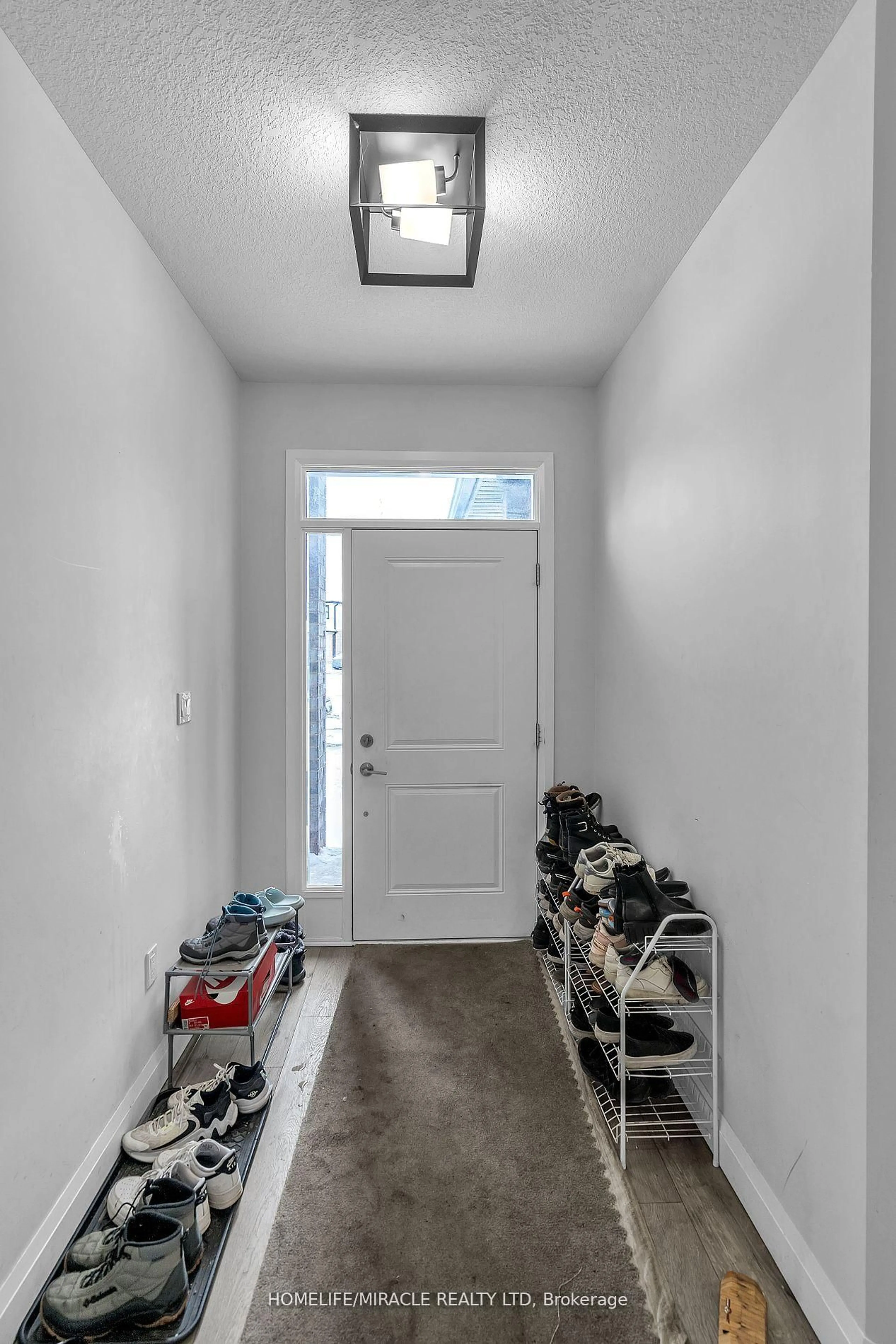 Indoor entryway for 121 Marconi Crt, London East Ontario N5V 0C9