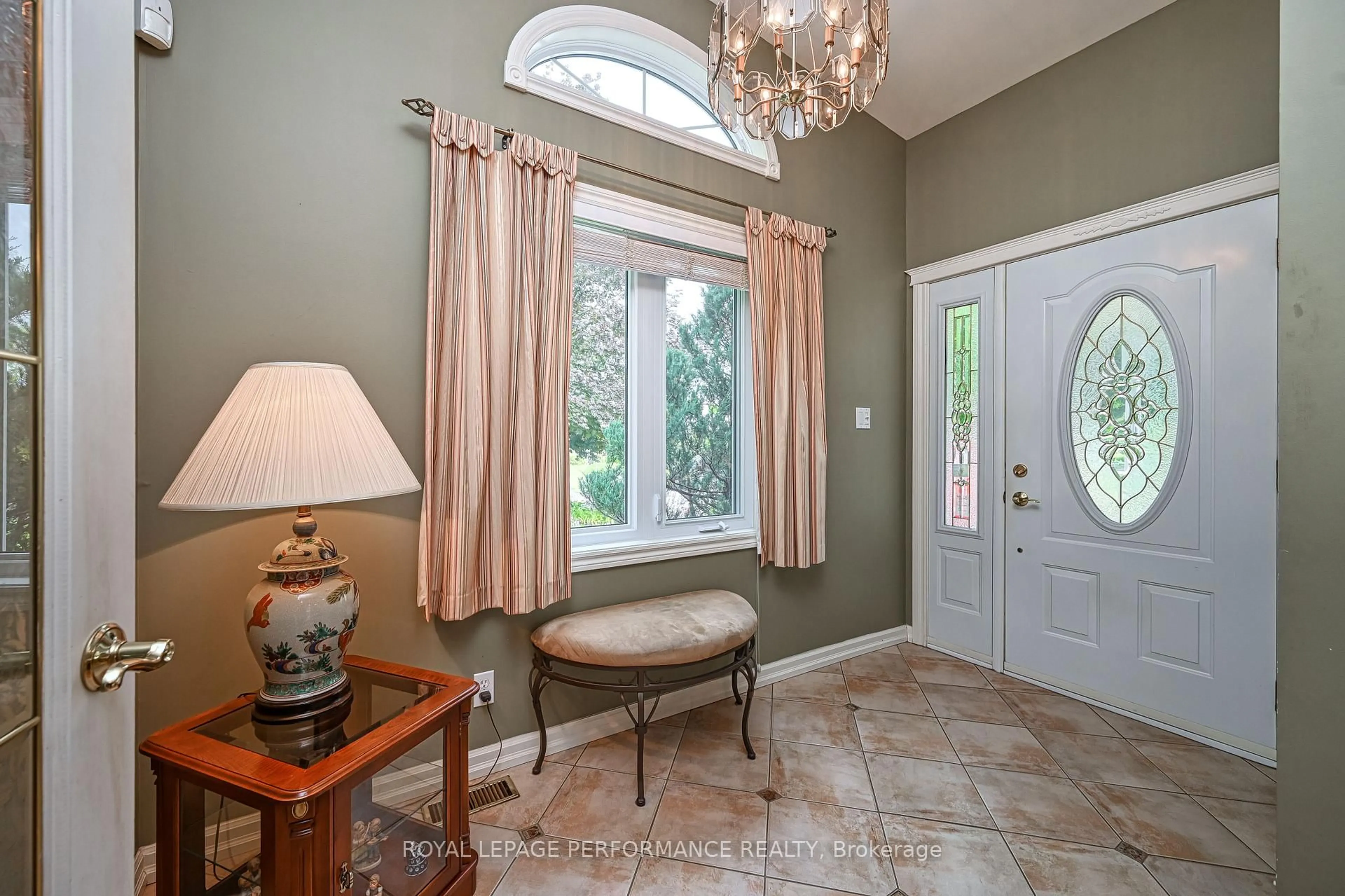 Indoor entryway for 3025 Linton Rd, Ottawa Ontario K1V 8H1