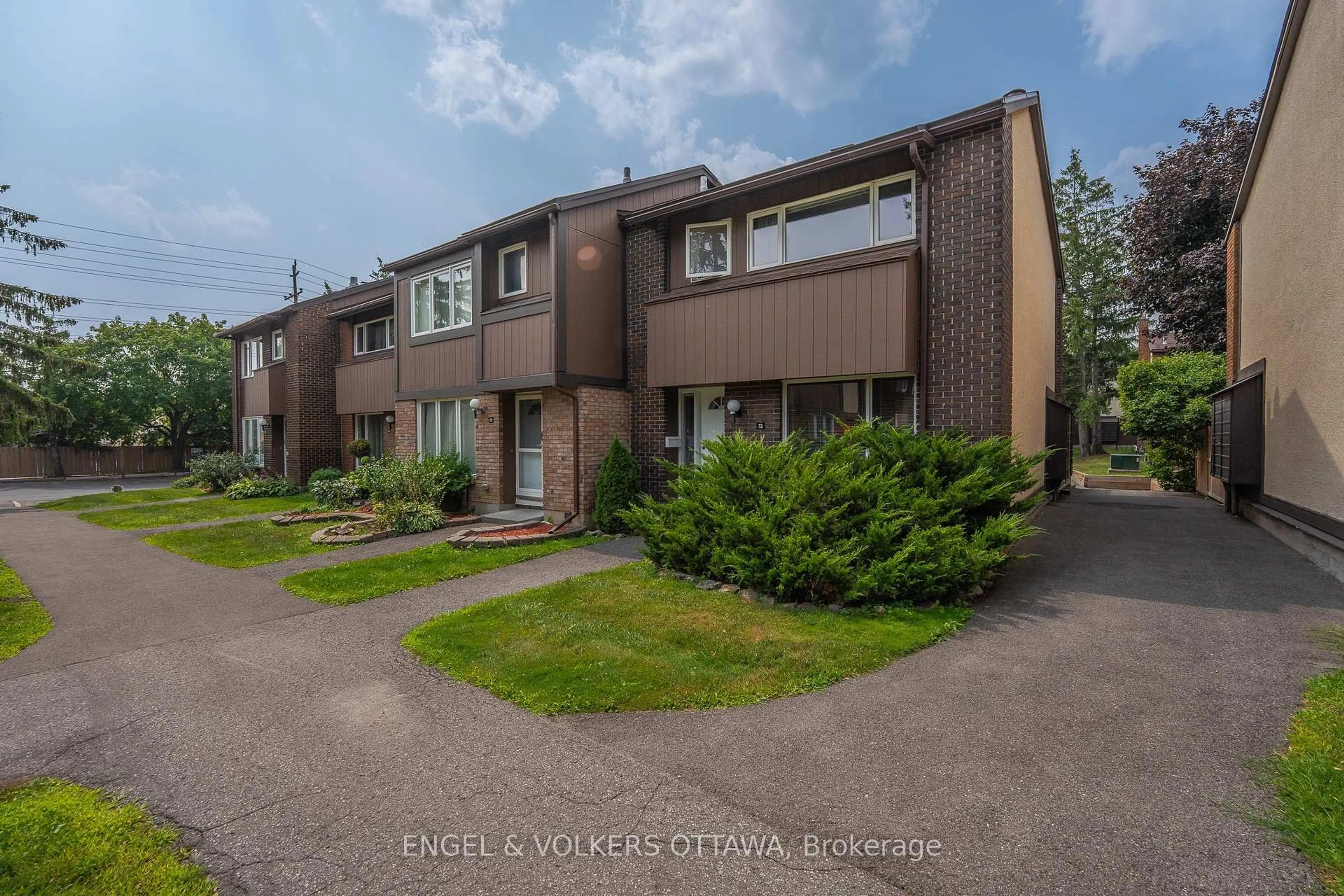 A pic from outside/outdoor area/front of a property/back of a property/a pic from drone, street for 2111 Montreal Rd #72, Ottawa Ontario K1J 8M8