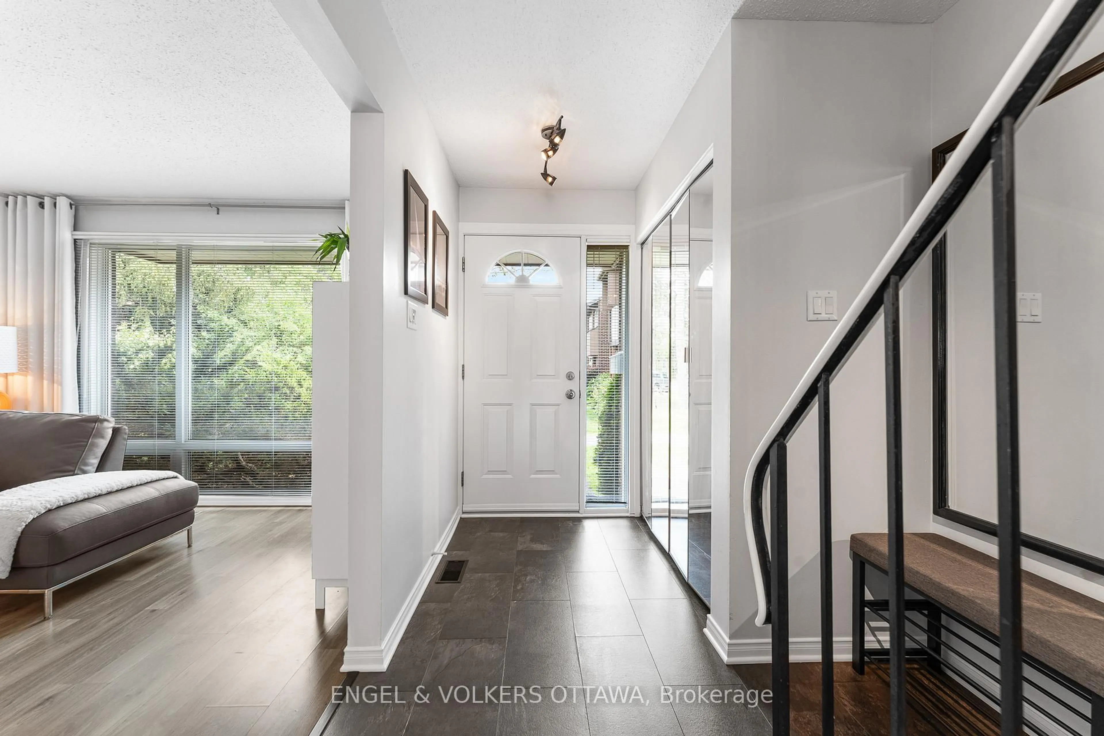 Indoor entryway for 2111 Montreal Rd #72, Ottawa Ontario K1J 8M8