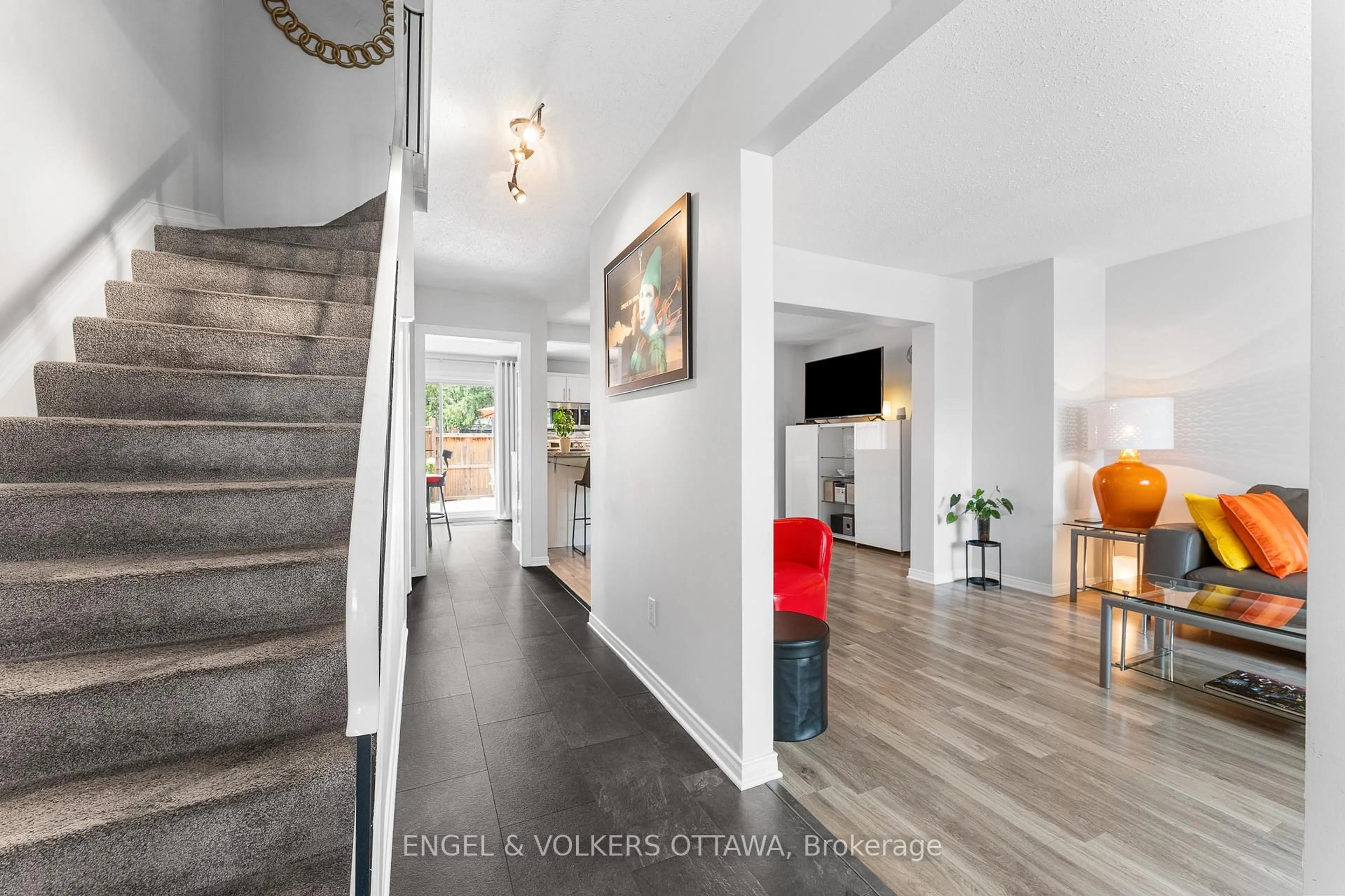 Indoor entryway for 2111 Montreal Rd #72, Ottawa Ontario K1J 8M8