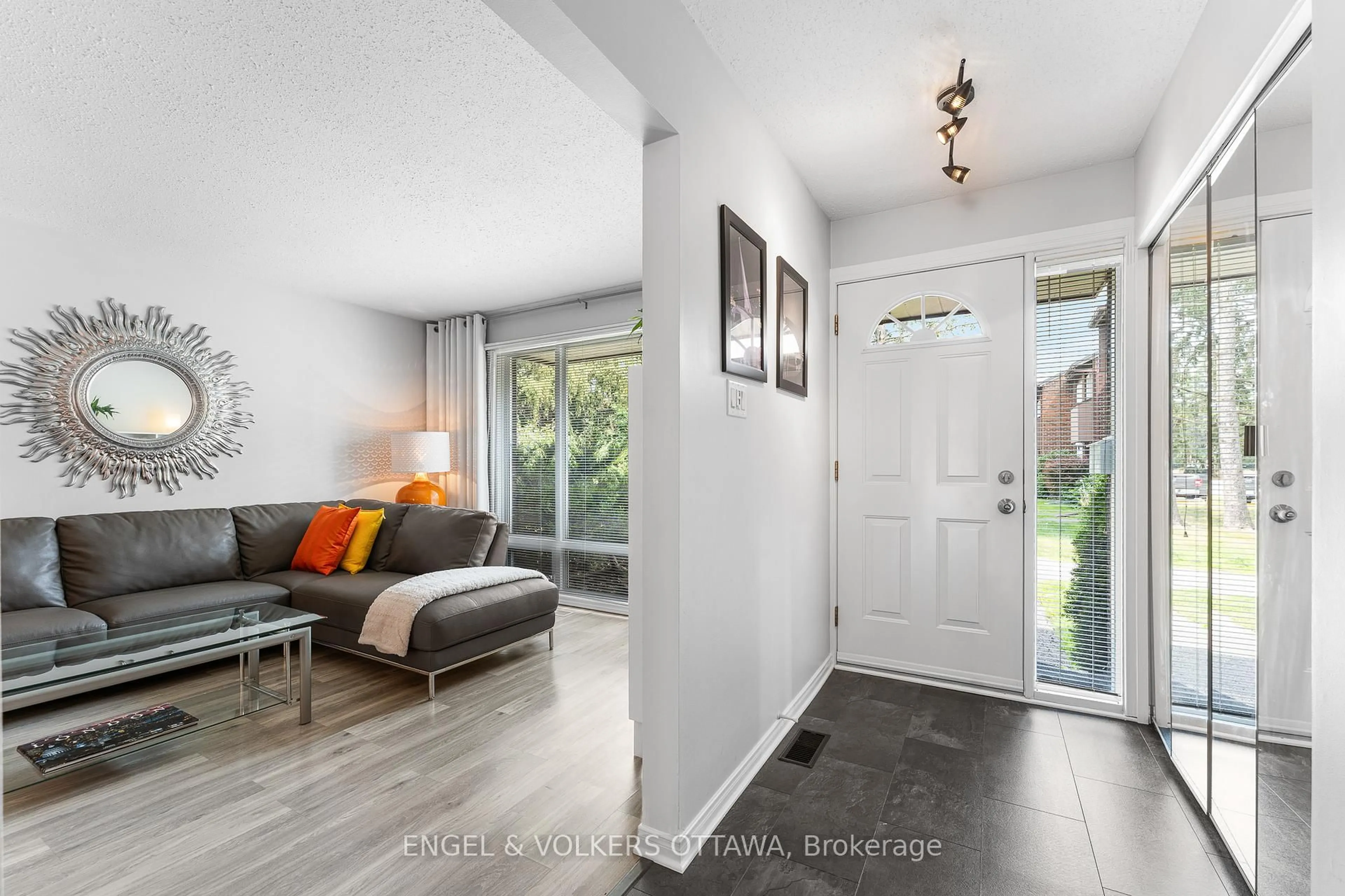 Indoor entryway for 2111 Montreal Rd #72, Ottawa Ontario K1J 8M8