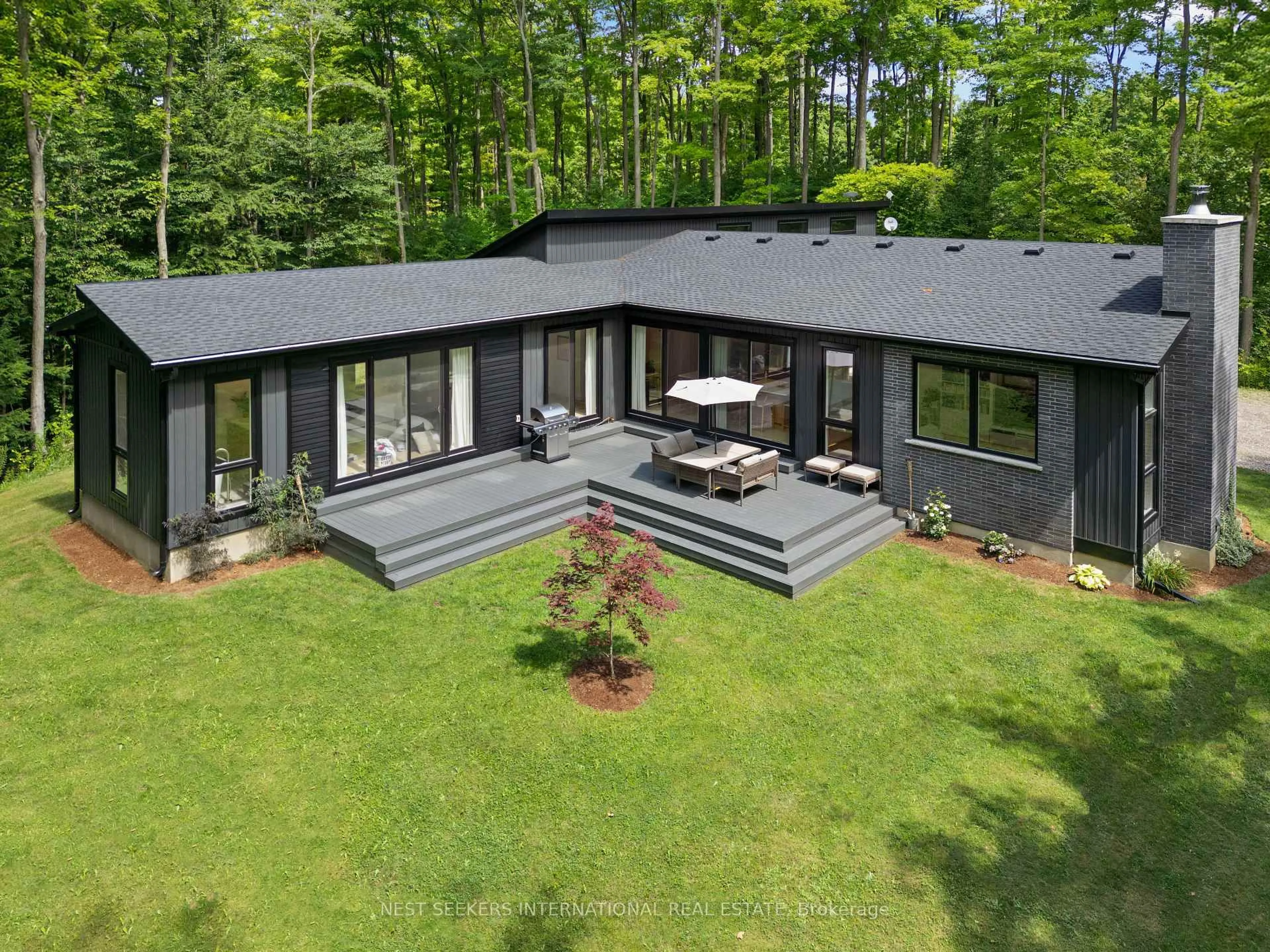 Home with vinyl exterior material, forest/trees view for 4386 Watson Rd, Puslinch Ontario N0B 2J0