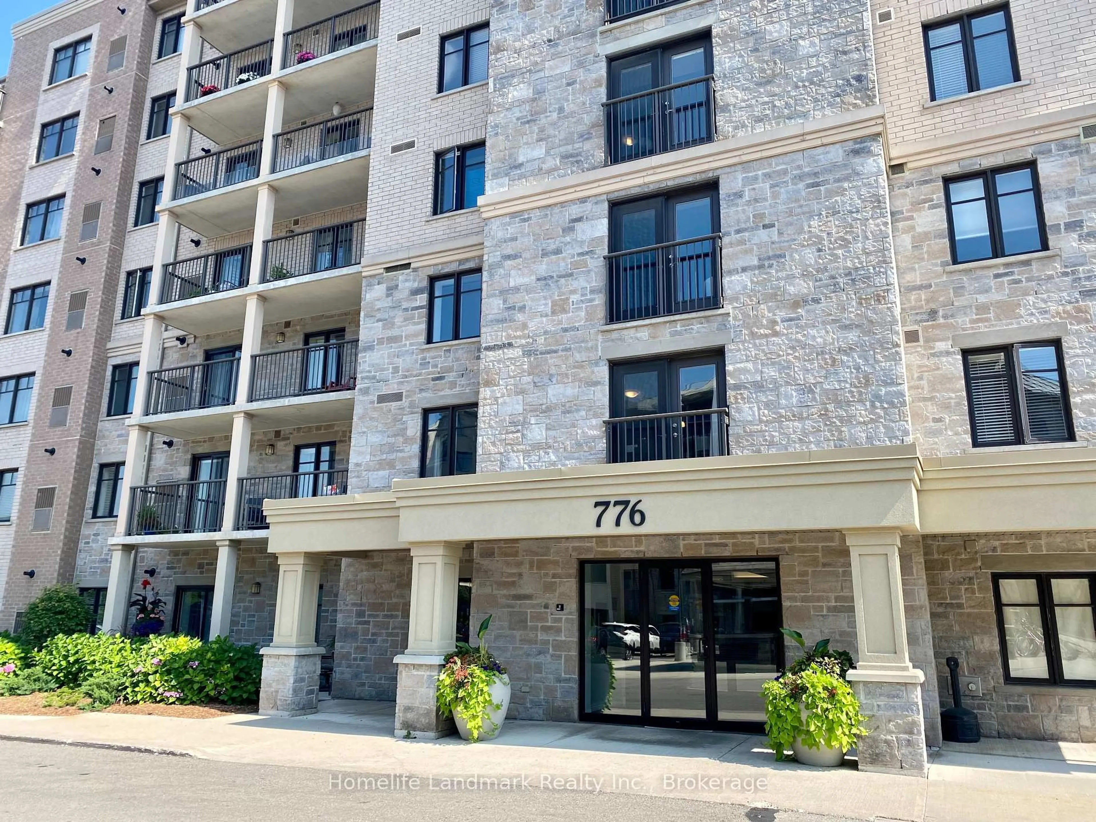 Indoor foyer for 776 Laurelwood Dr #302, Waterloo Ontario N2V 0A8