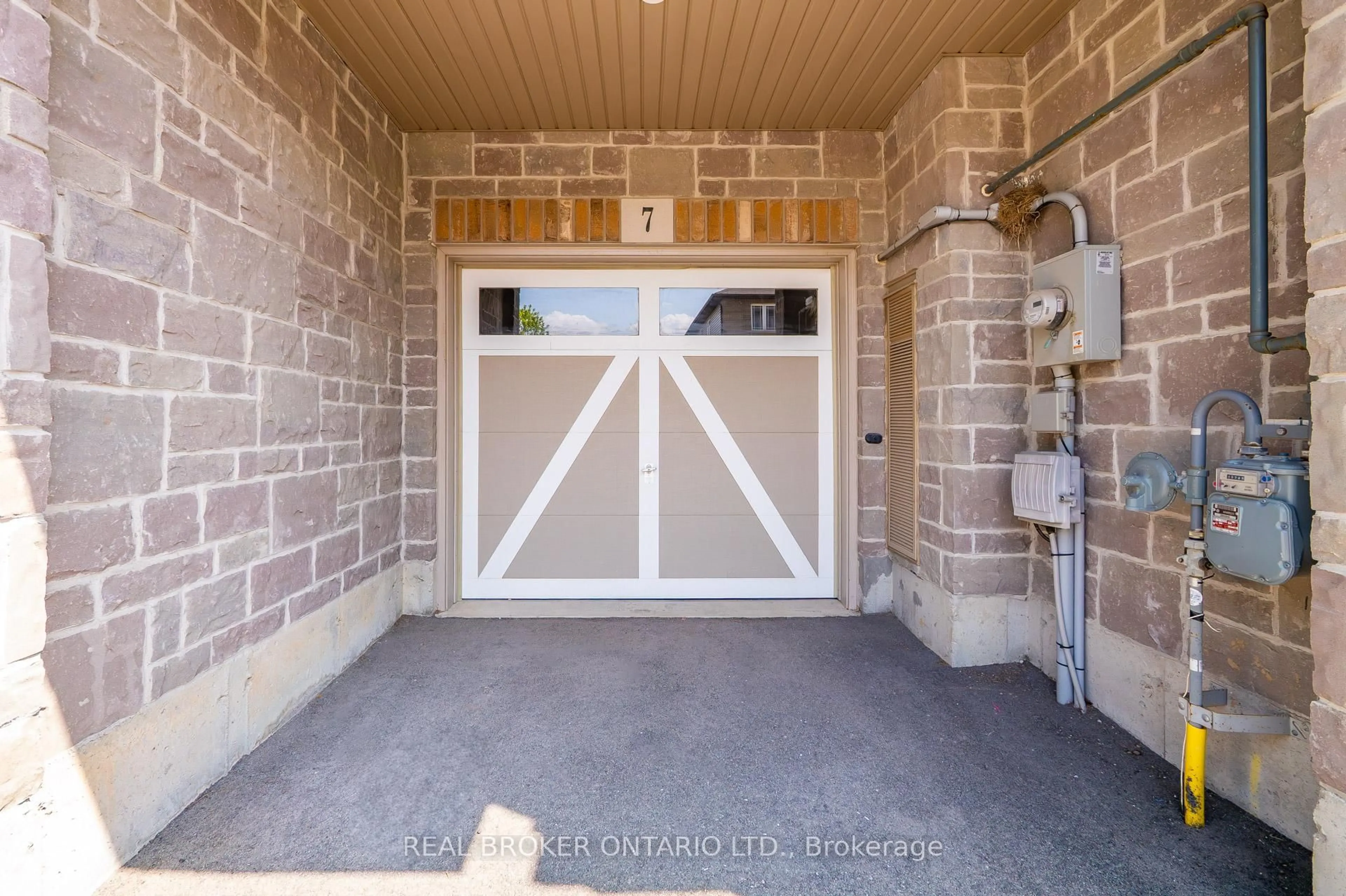 Indoor entryway for 7 Ladybell Lane, Hamilton Ontario L0R 1P0