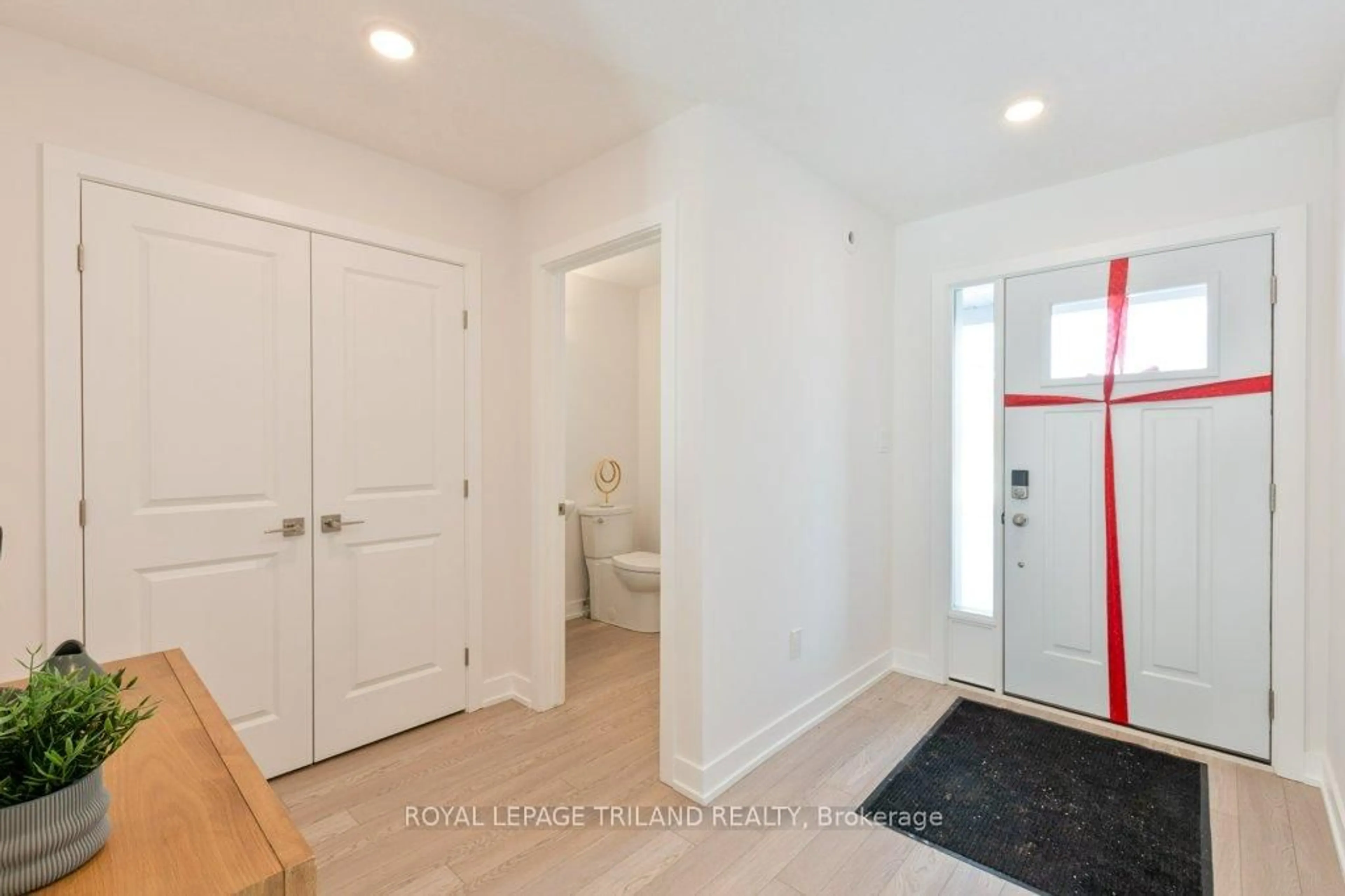 Indoor entryway for 67 HARROW Lane, St. Thomas Ontario N5R 0P3