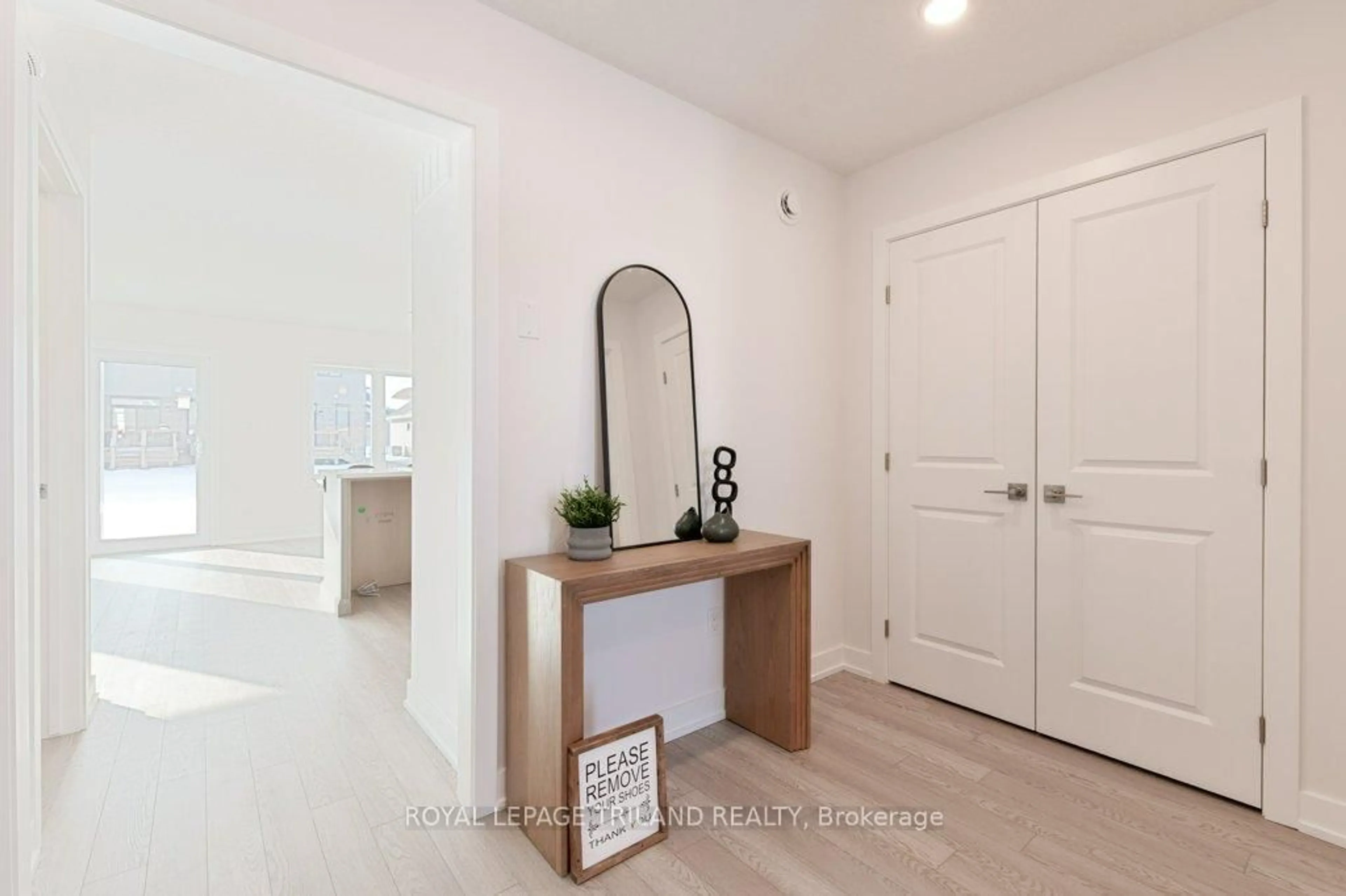 Indoor entryway for 67 HARROW Lane, St. Thomas Ontario N5R 0P3