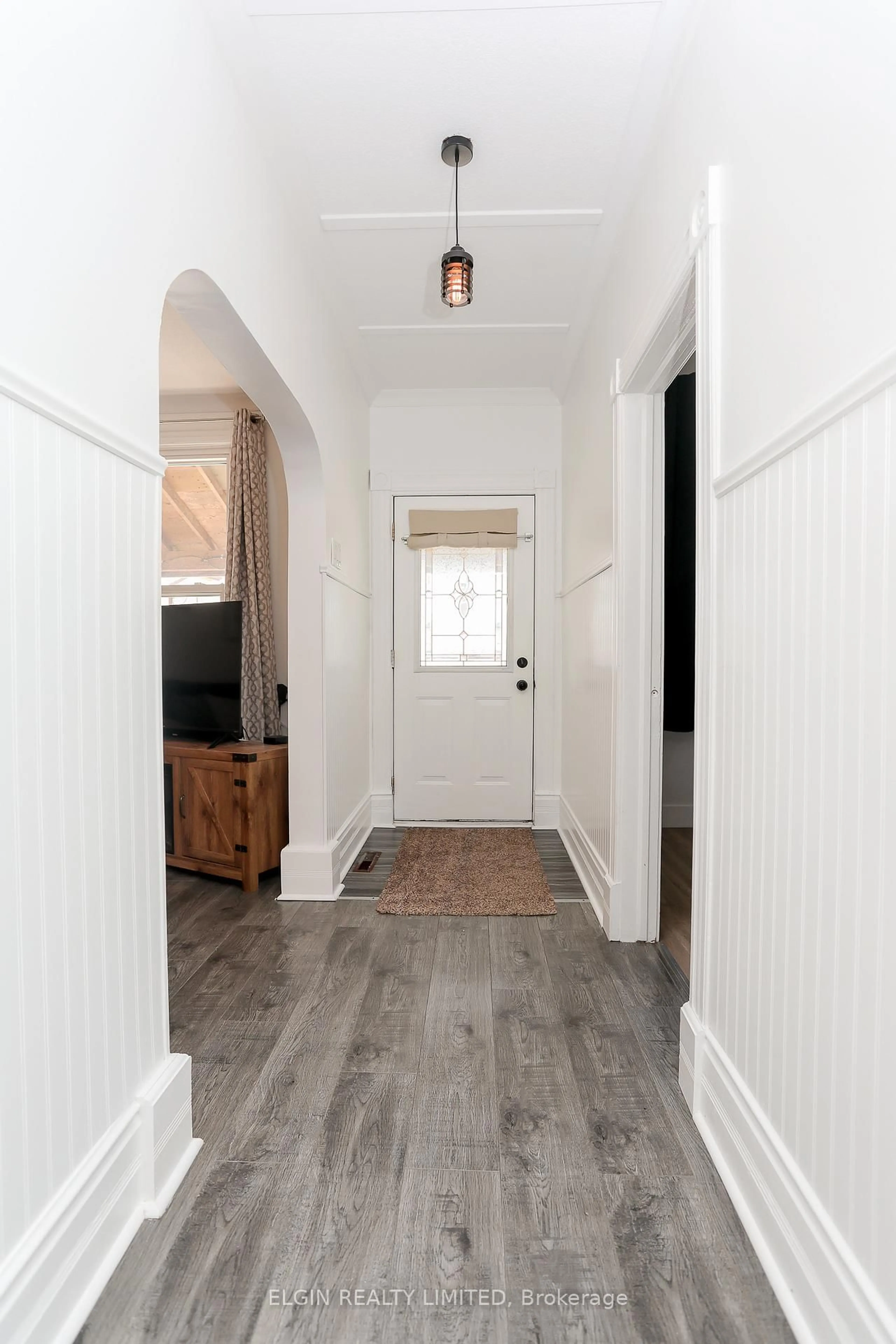 Indoor entryway for 4 Antrim St, St. Thomas Ontario N5P 1S3