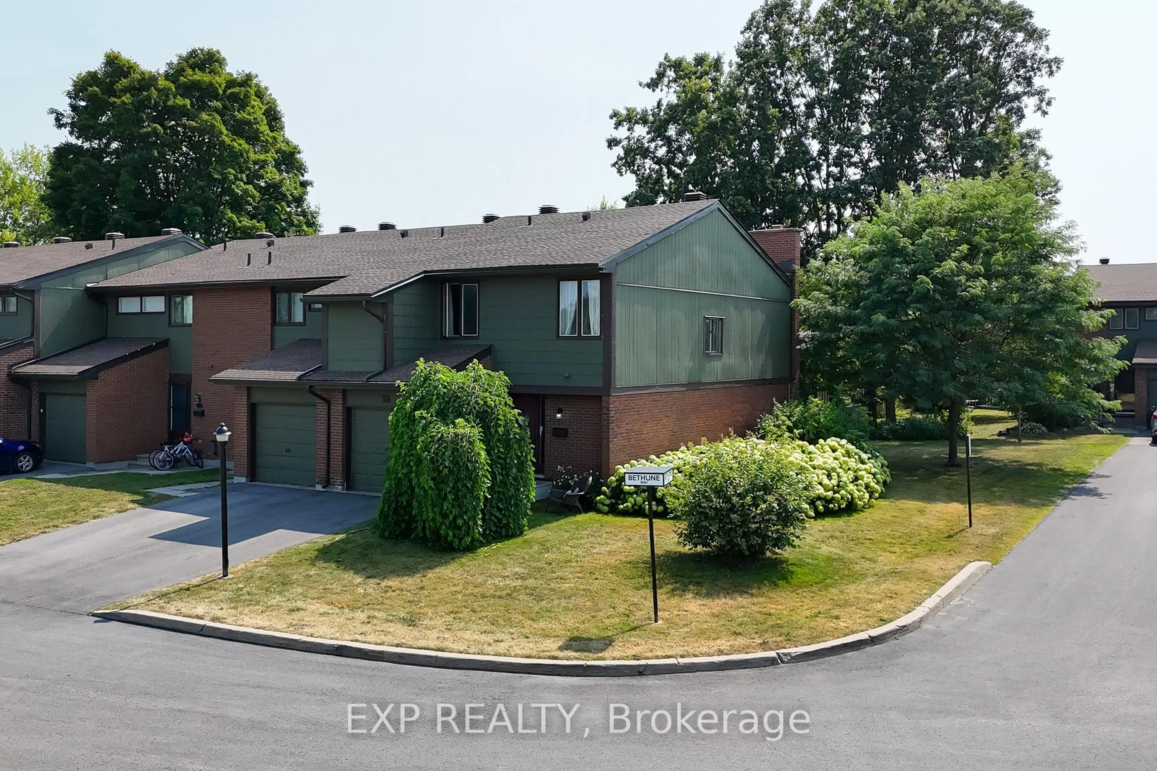 A pic from outside/outdoor area/front of a property/back of a property/a pic from drone, street for 36 Bethune Way, Kanata Ontario K2K 1C3