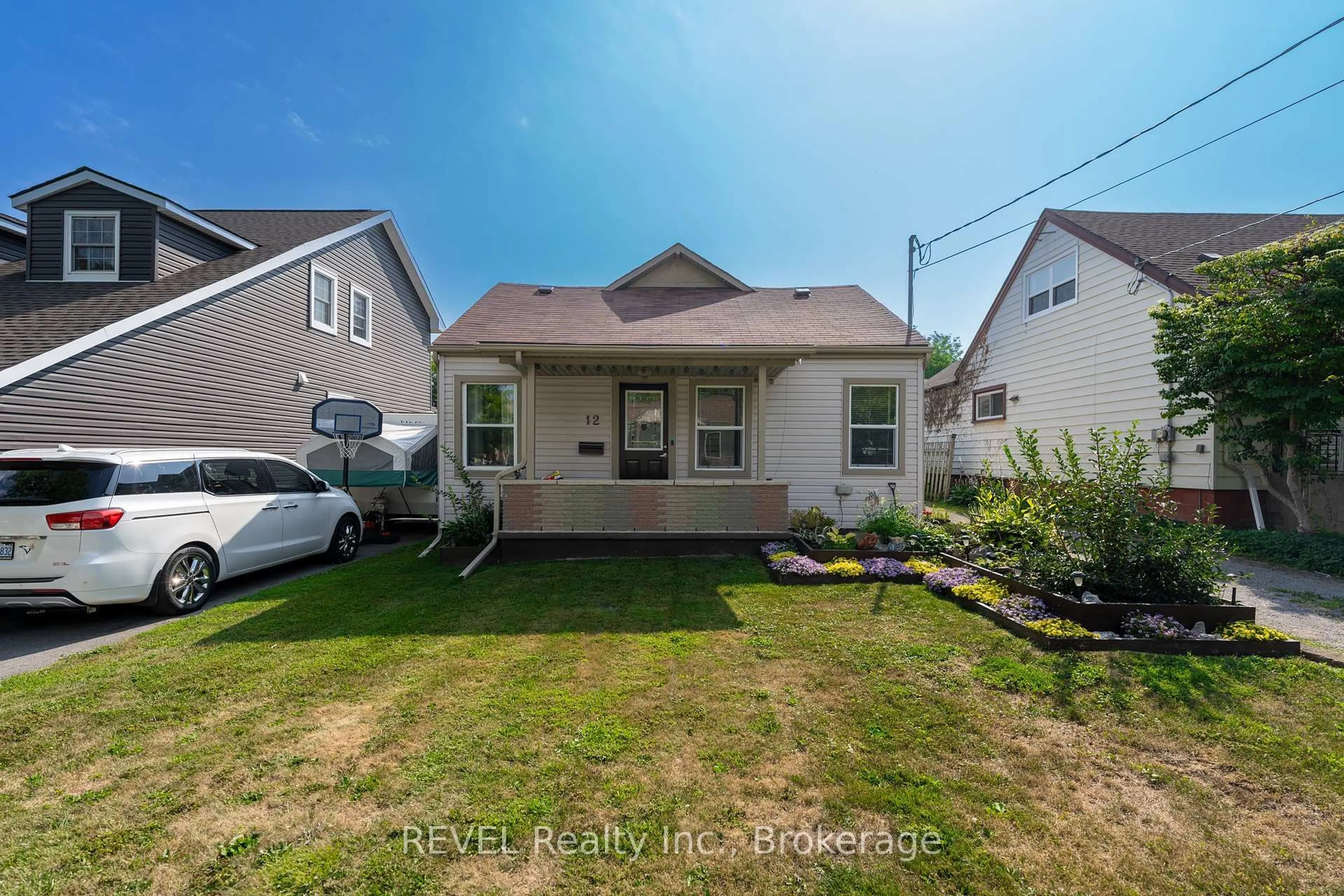 A pic from outside/outdoor area/front of a property/back of a property/a pic from drone, street for 12 Hayes St, St. Catharines Ontario L2T 1N6