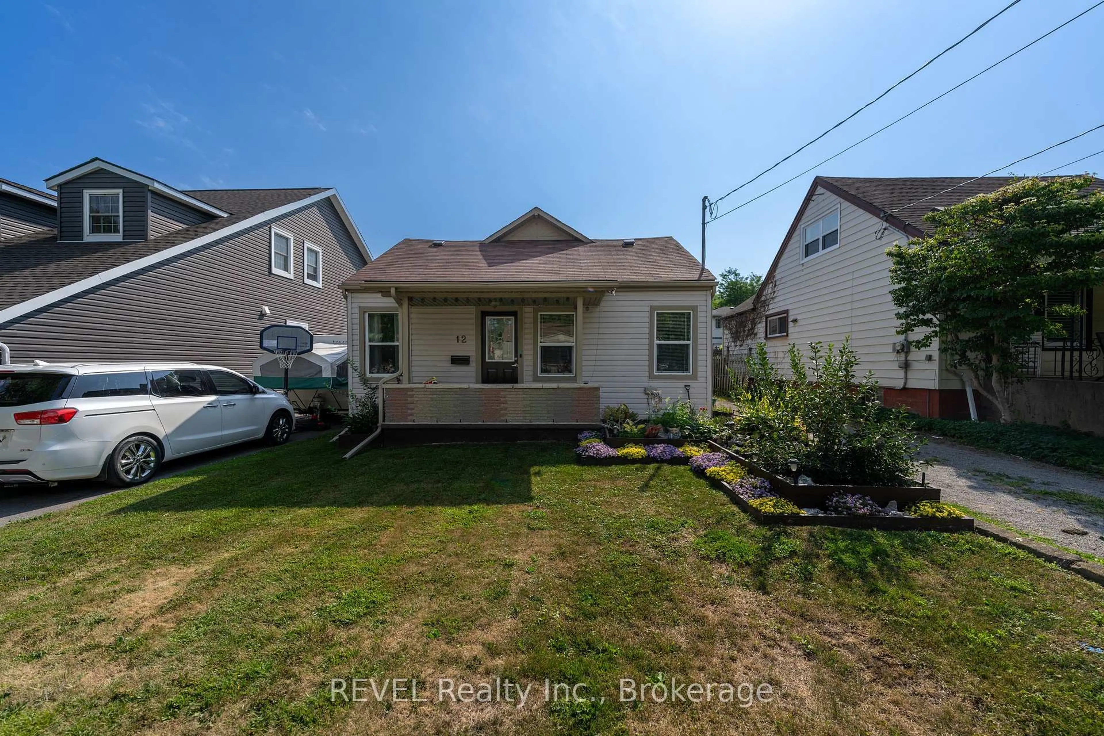A pic from outside/outdoor area/front of a property/back of a property/a pic from drone, street for 12 Hayes St, St. Catharines Ontario L2T 1N6