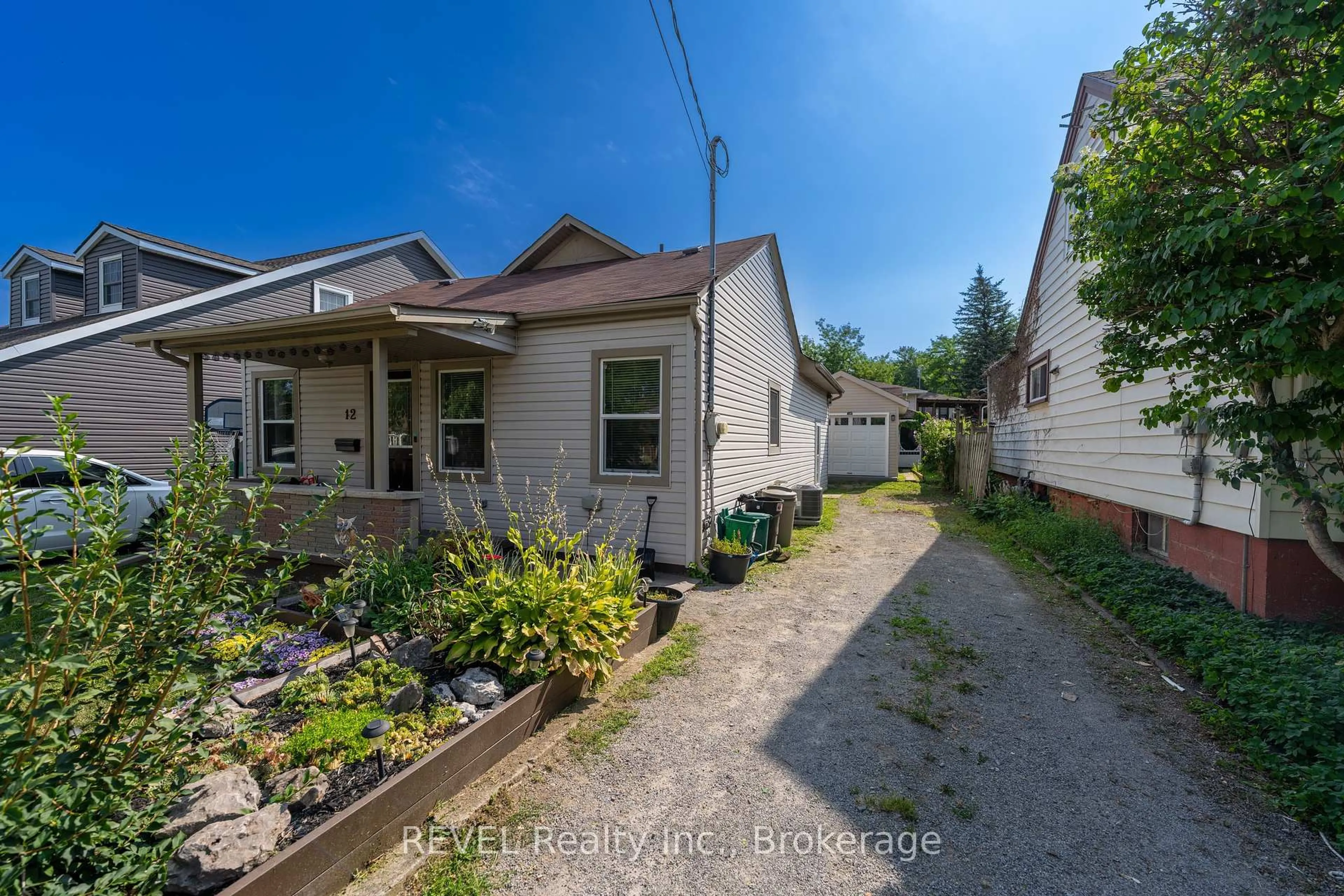 A pic from outside/outdoor area/front of a property/back of a property/a pic from drone, street for 12 Hayes St, St. Catharines Ontario L2T 1N6