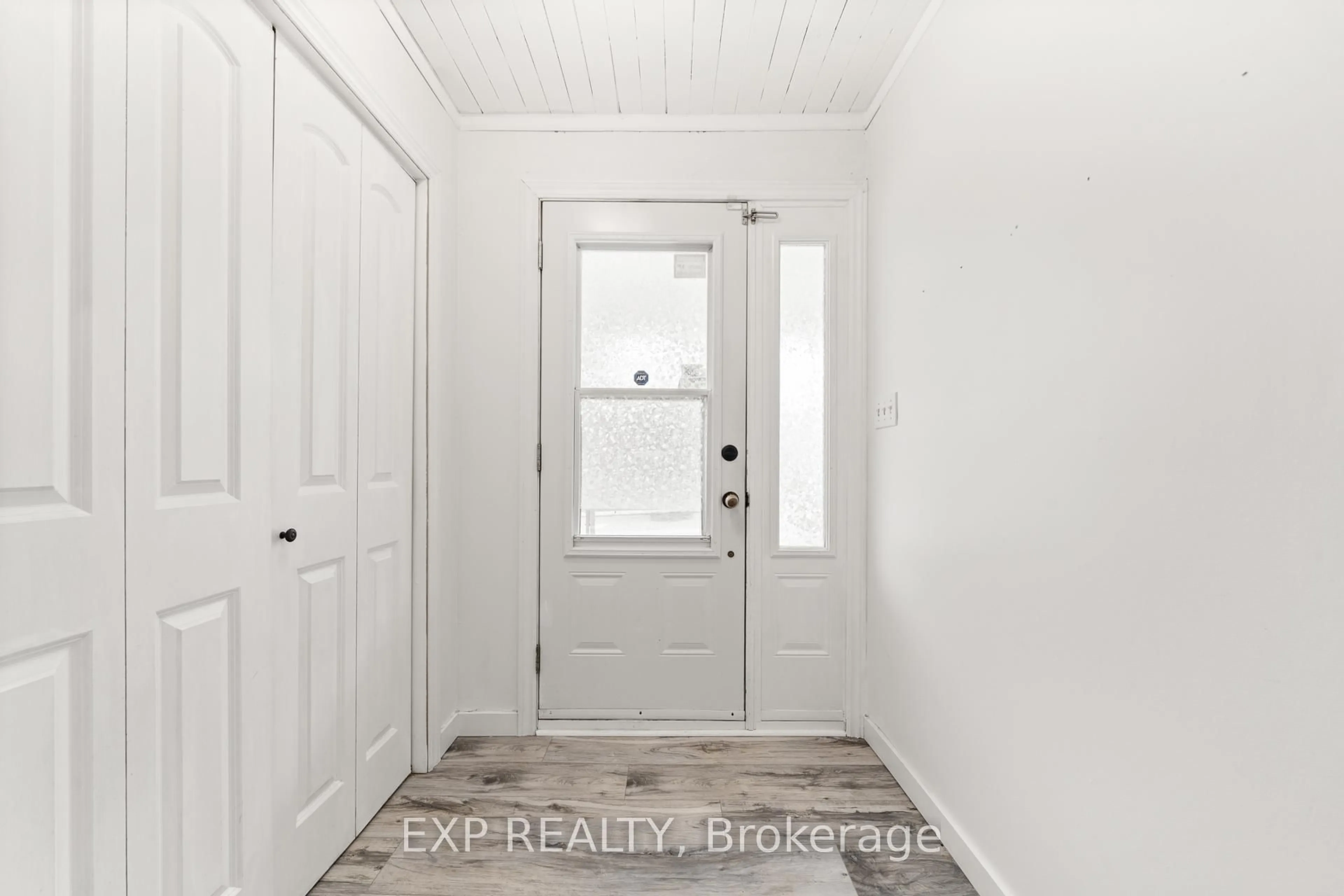 Indoor entryway for 50 Queen St, Tweed Ontario K0K 2L0