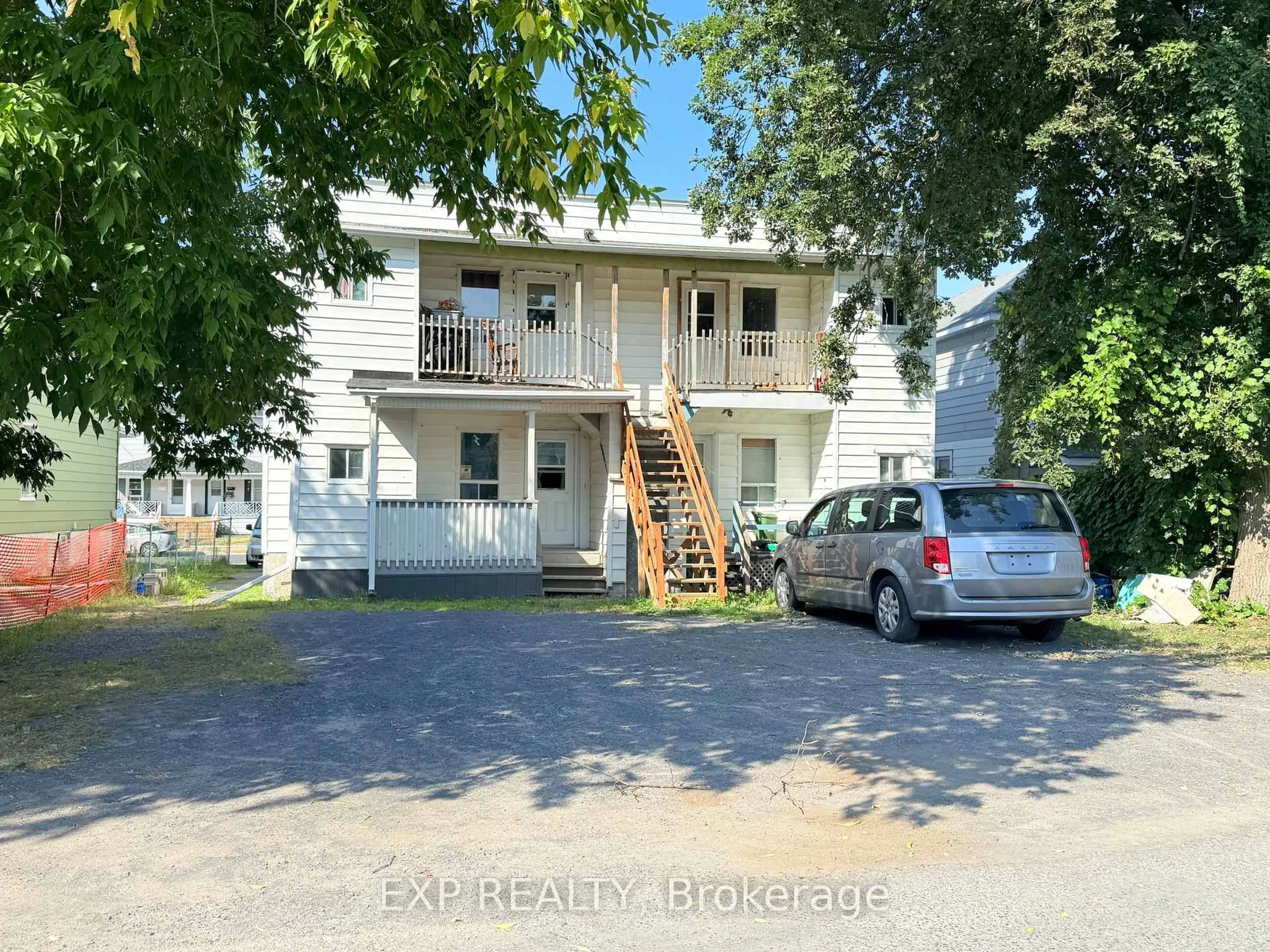 A pic from outside/outdoor area/front of a property/back of a property/a pic from drone, building for 213 Guy St, Cornwall Ontario K6H 4V1