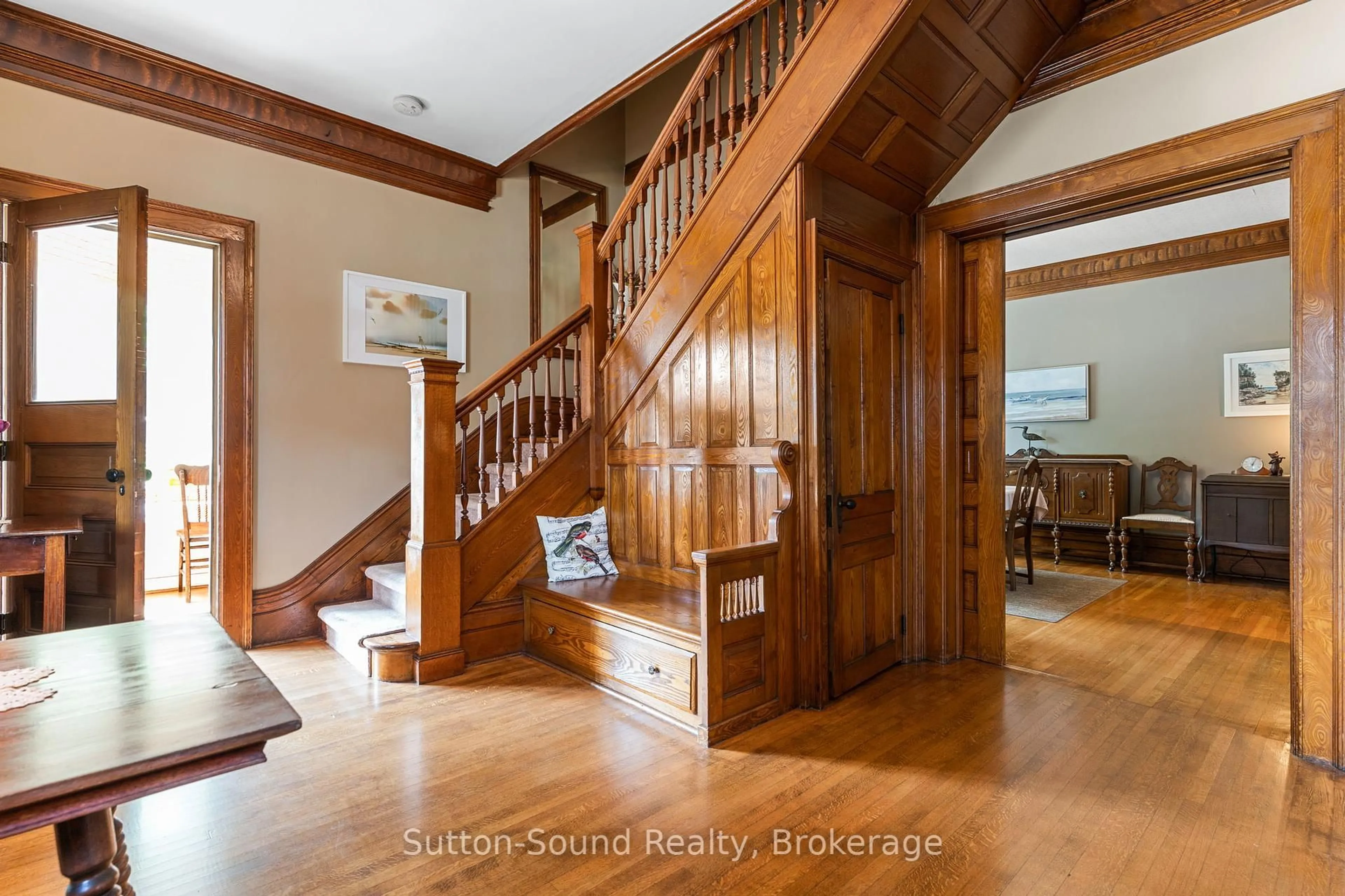 Indoor foyer for 1304 4th Ave, Owen Sound Ontario N4K 4W8