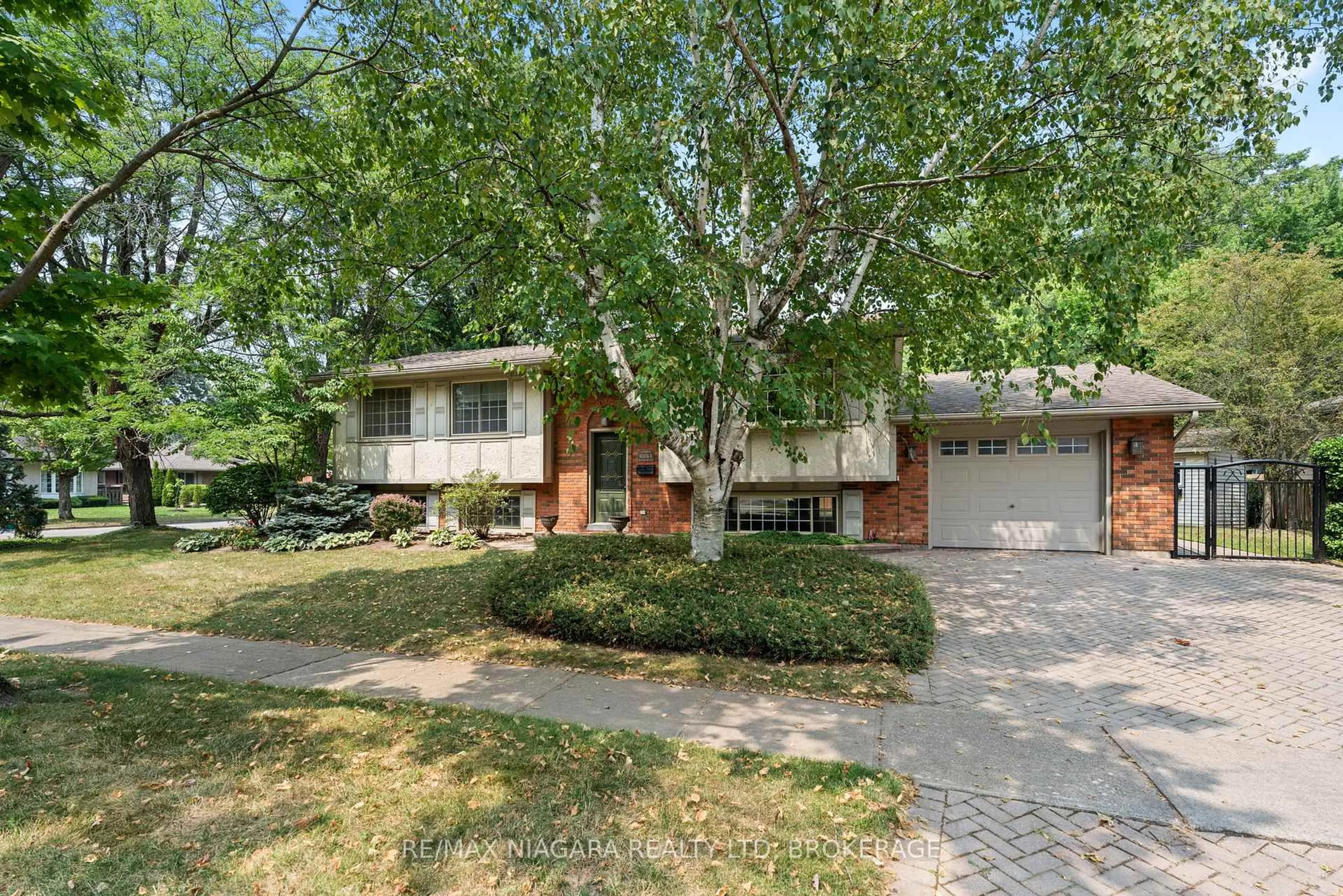 Home with brick exterior material, street for 6841 Dellpark Dr, Niagara Falls Ontario L2J 3G8