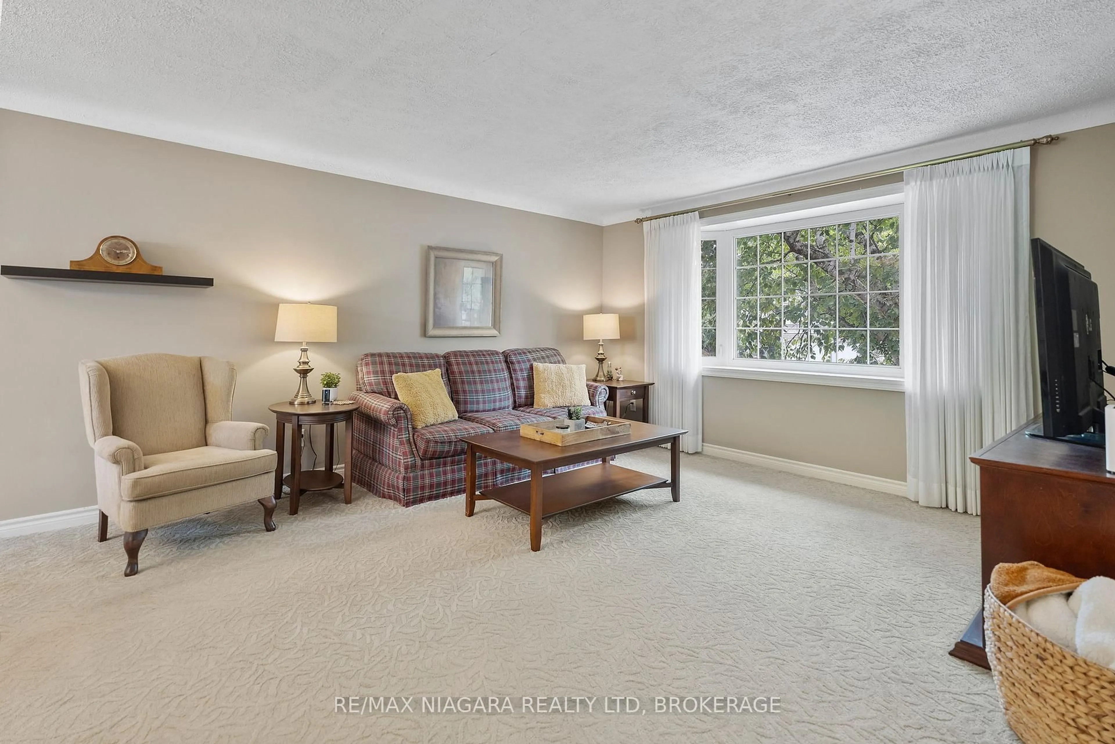 Living room with furniture, carpet floor for 6841 Dellpark Dr, Niagara Falls Ontario L2J 3G8