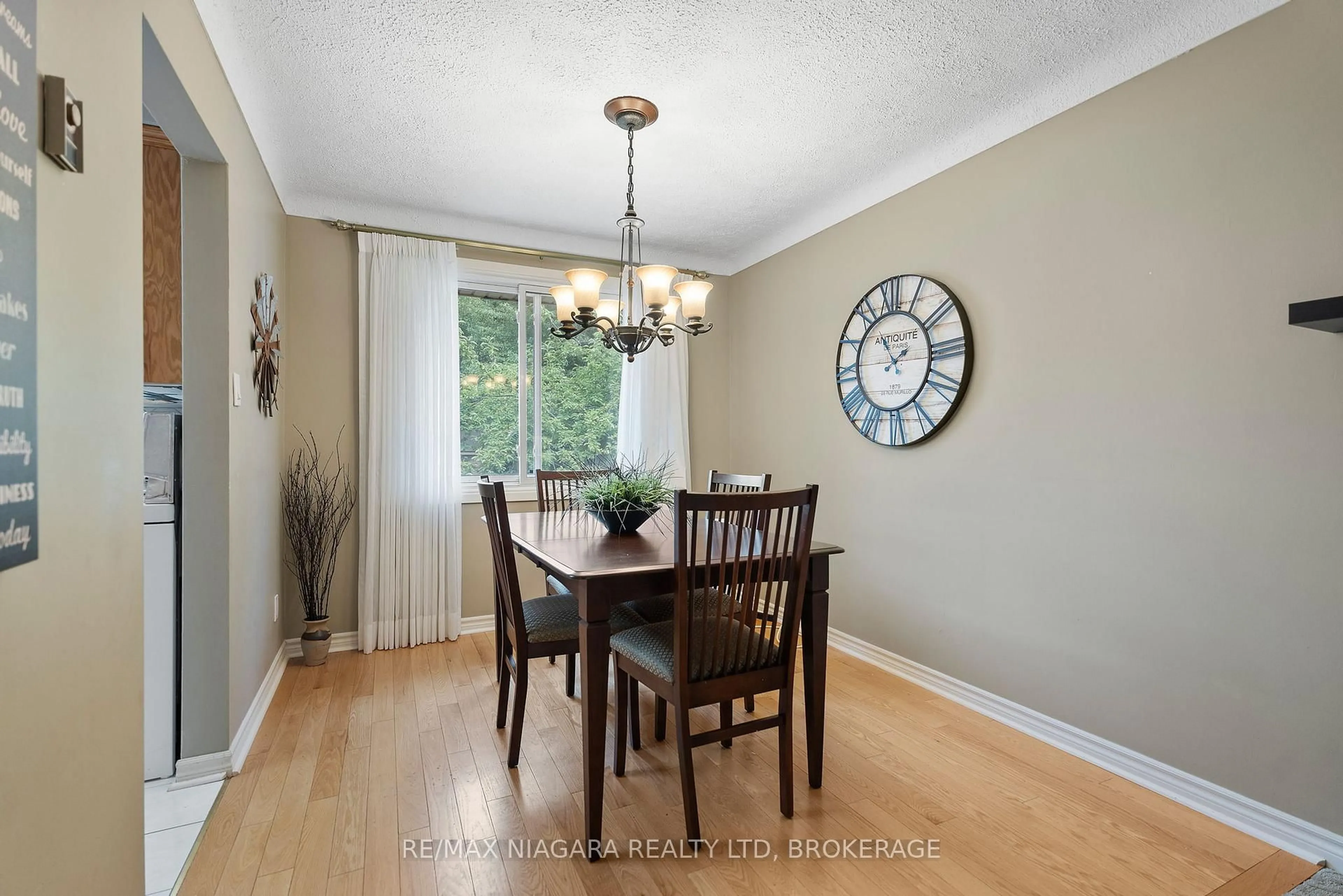 Dining room, wood/laminate floor for 6841 Dellpark Dr, Niagara Falls Ontario L2J 3G8