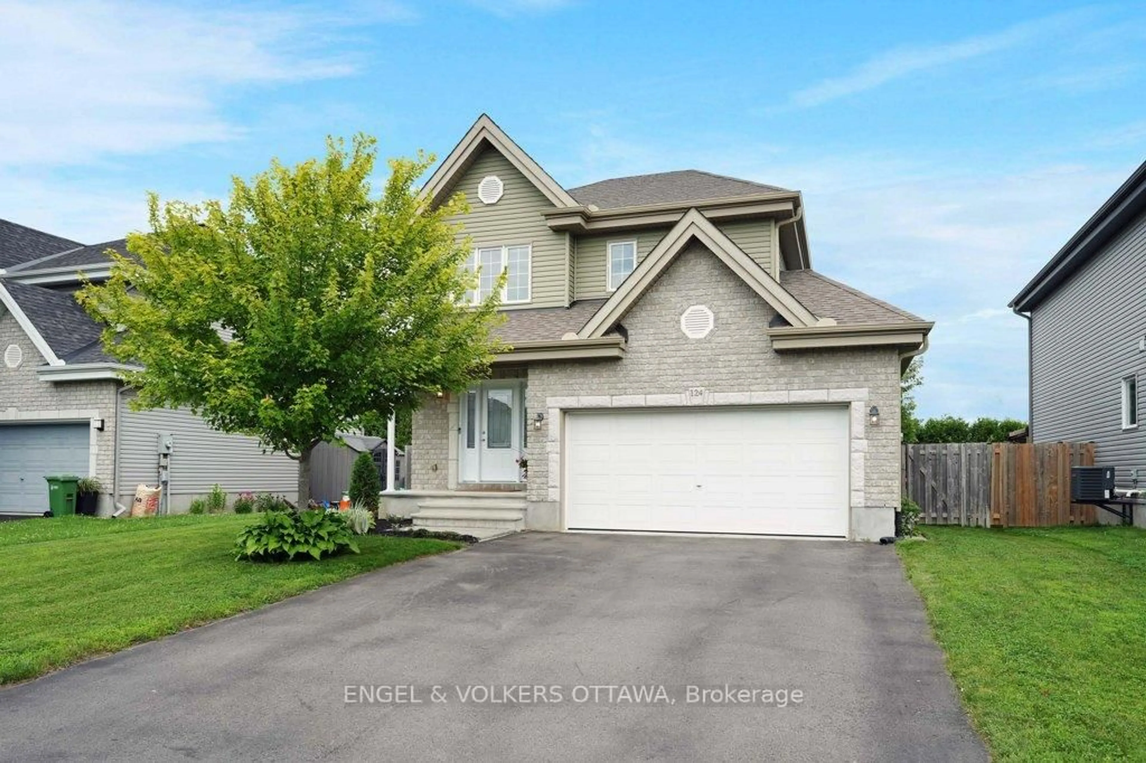 Home with vinyl exterior material, street for 124 Abbey Cres, Russell Ontario K4R 0B7