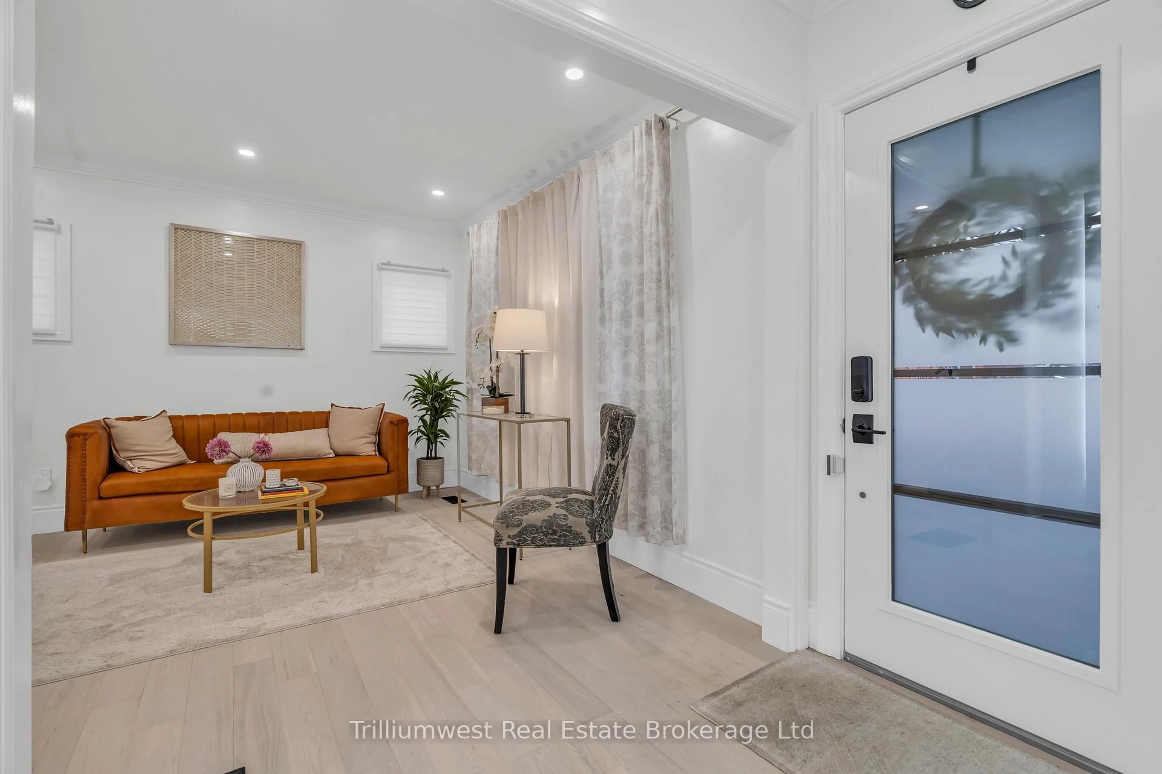 Indoor entryway for 445 Moore St, Cambridge Ontario N3H 3B1