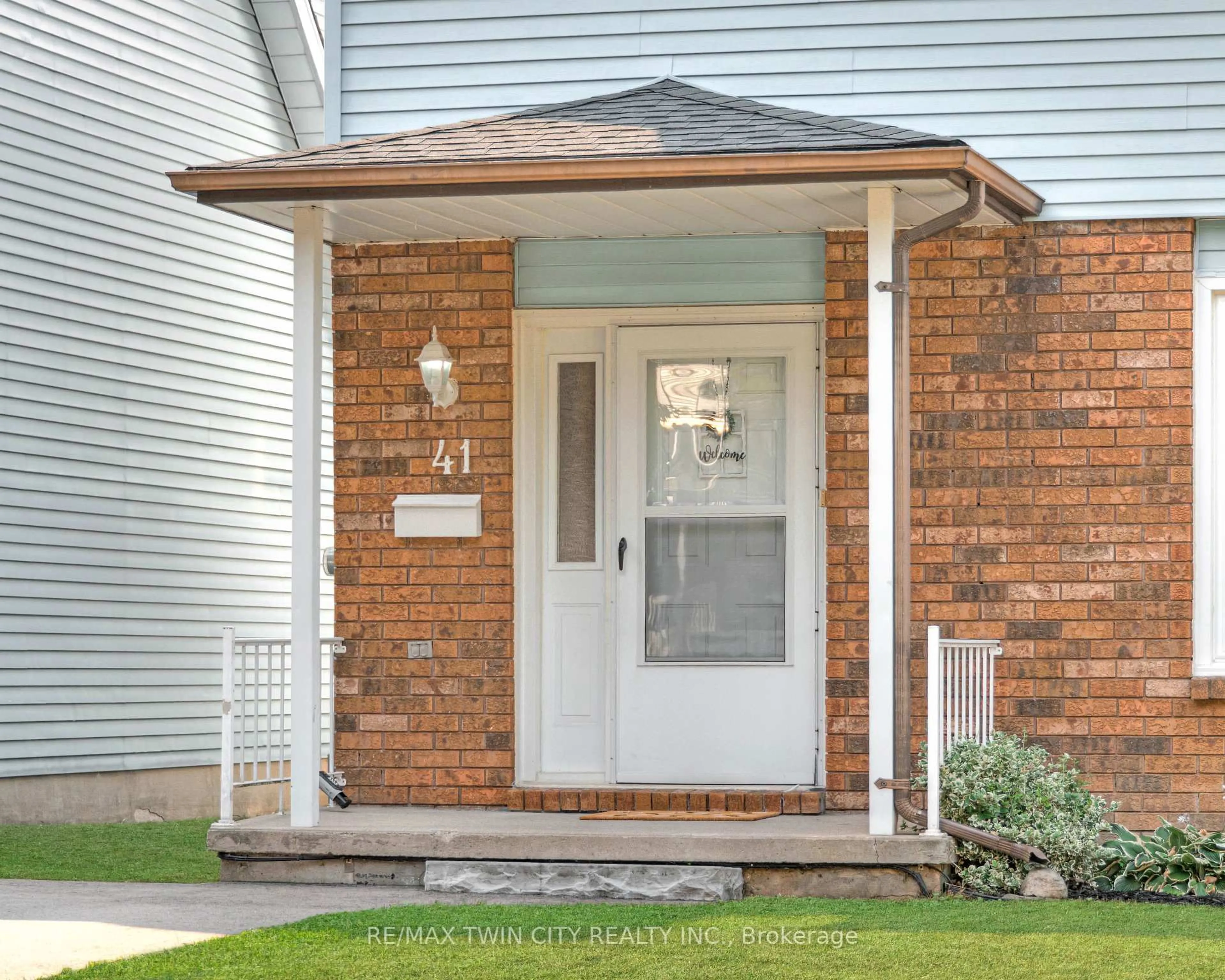 Indoor entryway for 41 Ristau Cres, Kitchener Ontario N2E 3A8