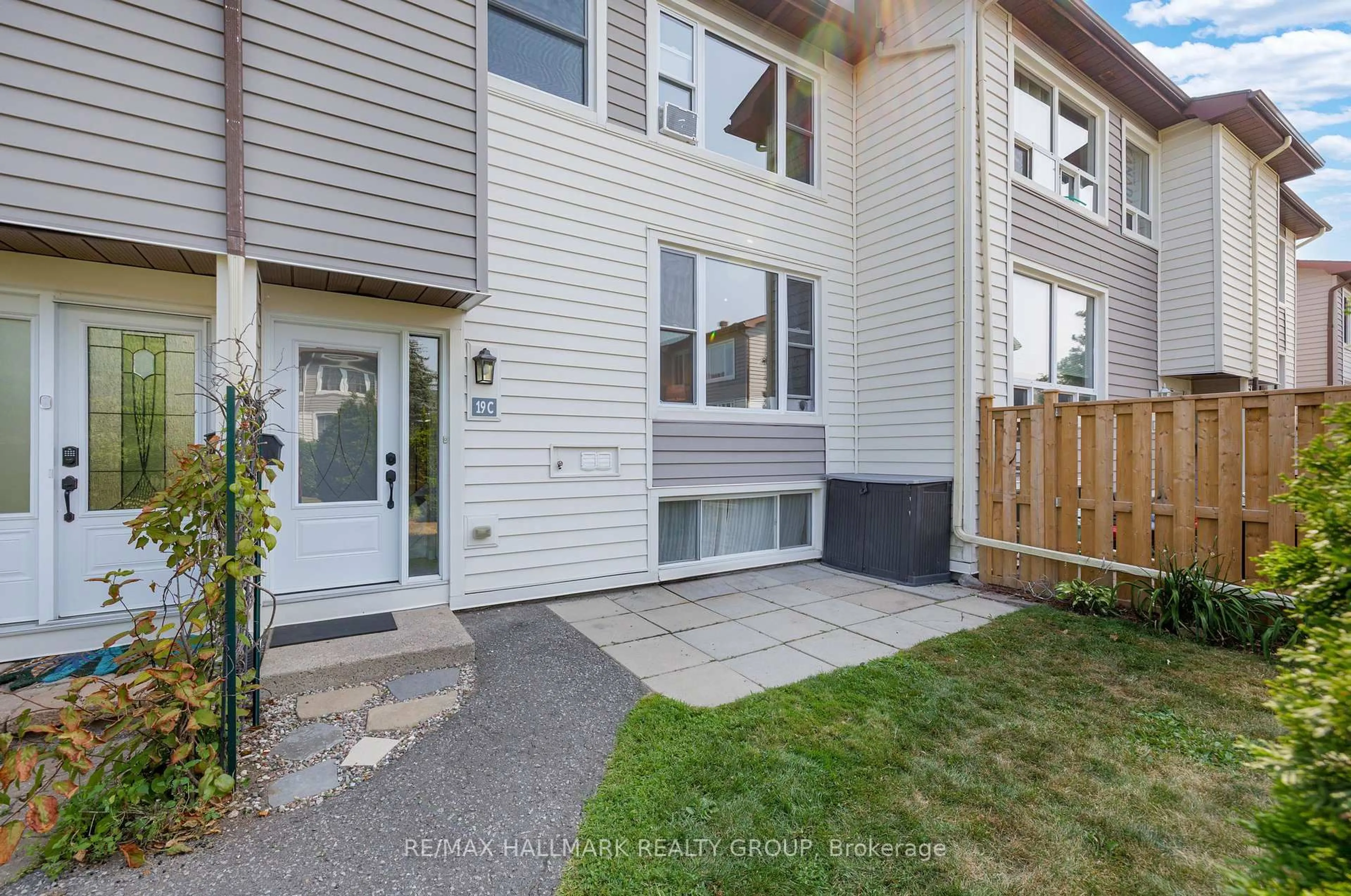 Unknown for 19 BANNER Rd #C, Ottawa Ontario K2H 8T3