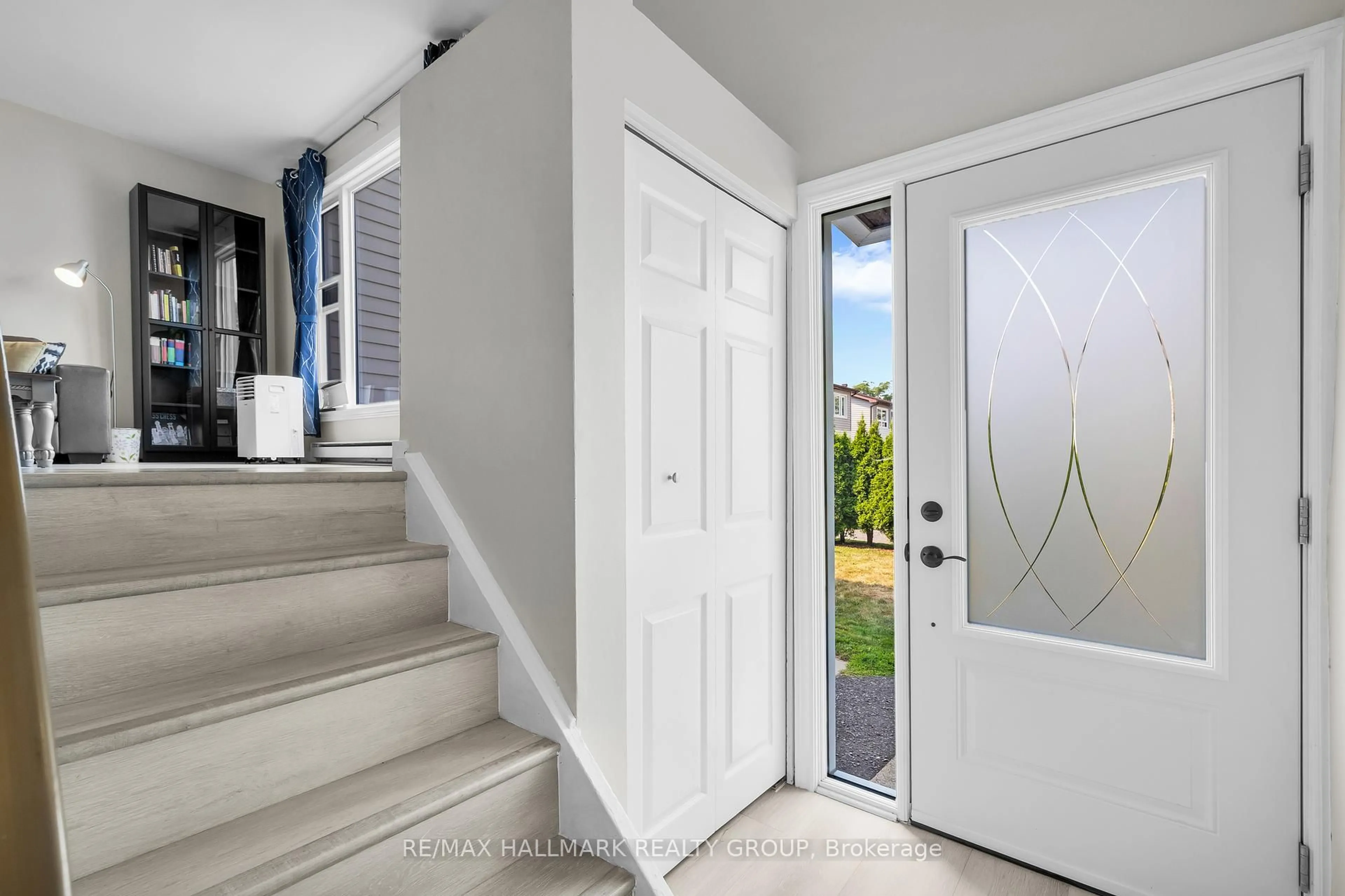Indoor entryway for 19 BANNER Rd #C, Ottawa Ontario K2H 8T3