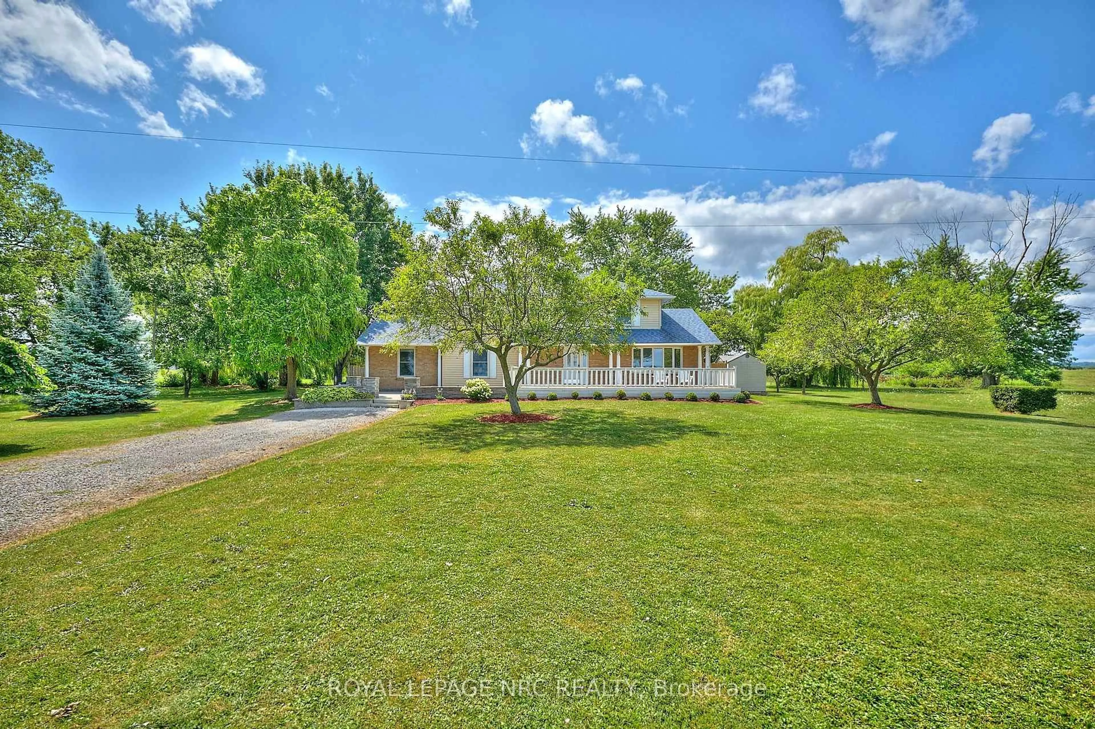 A pic from outside/outdoor area/front of a property/back of a property/a pic from drone, water/lake/river/ocean view for 4040 Lakeshore Rd, Lincoln Ontario L0R 1B0