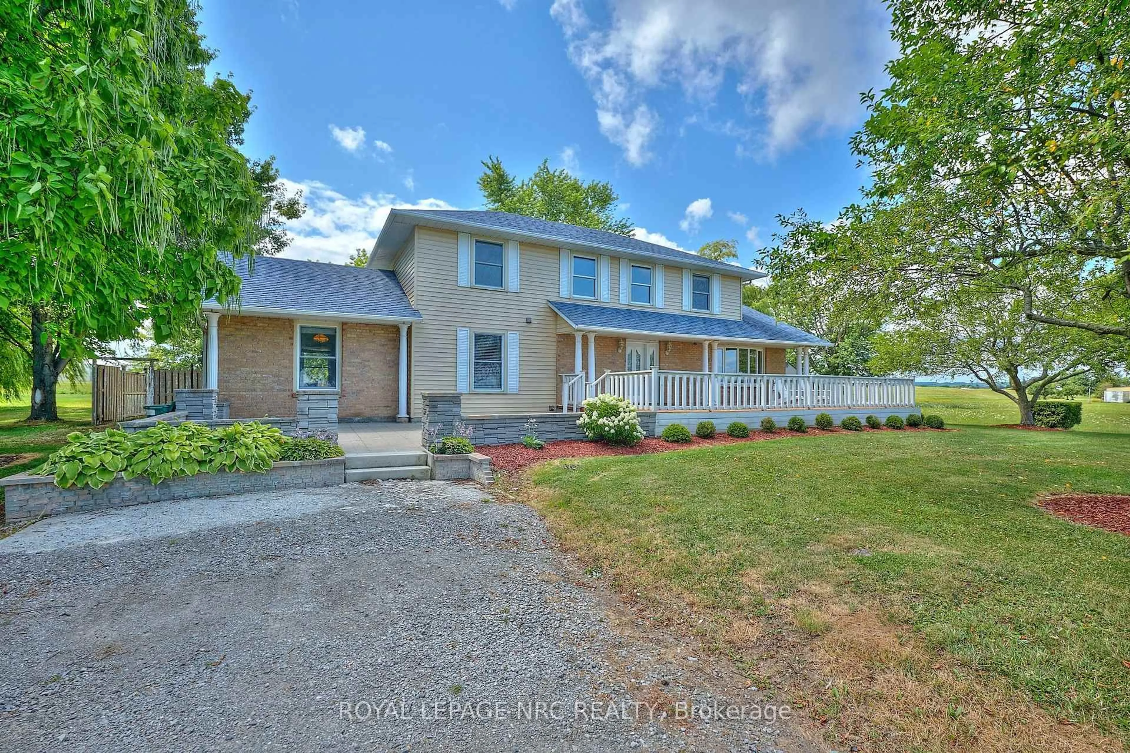 A pic from outside/outdoor area/front of a property/back of a property/a pic from drone, street for 4040 Lakeshore Rd, Lincoln Ontario L0R 1B0