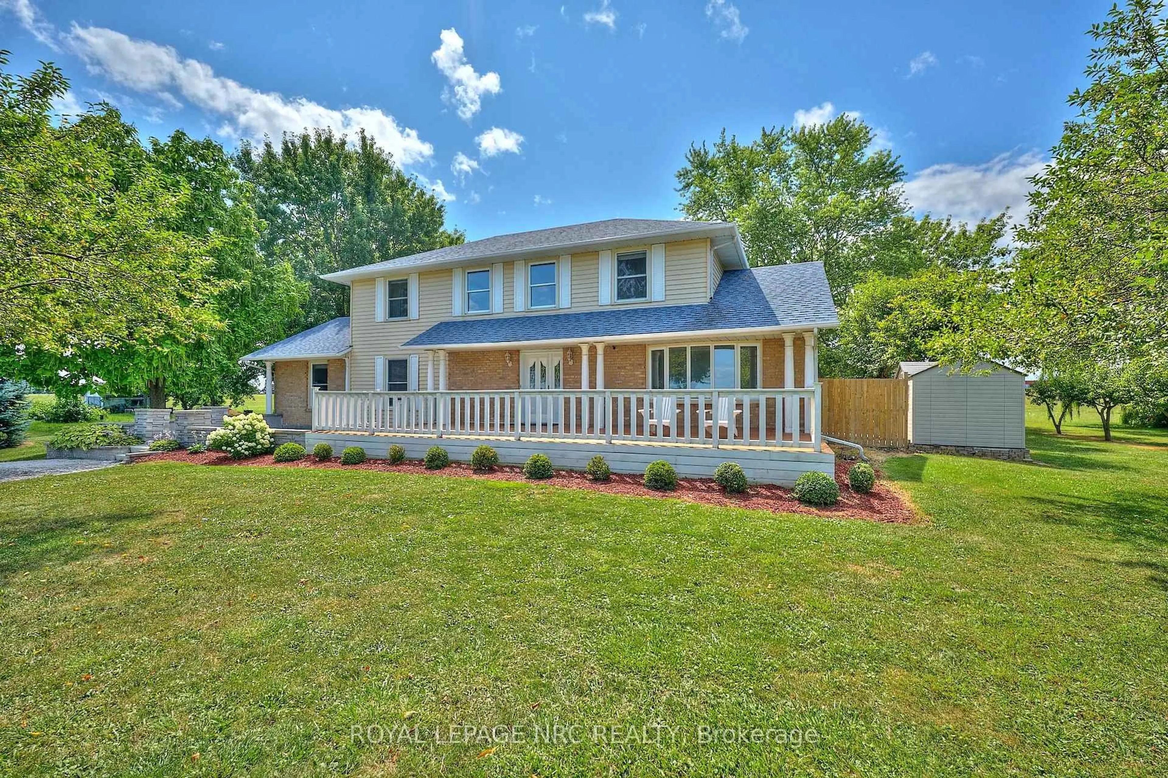 Home with vinyl exterior material, water/lake/river/ocean view for 4040 Lakeshore Rd, Lincoln Ontario L0R 1B0