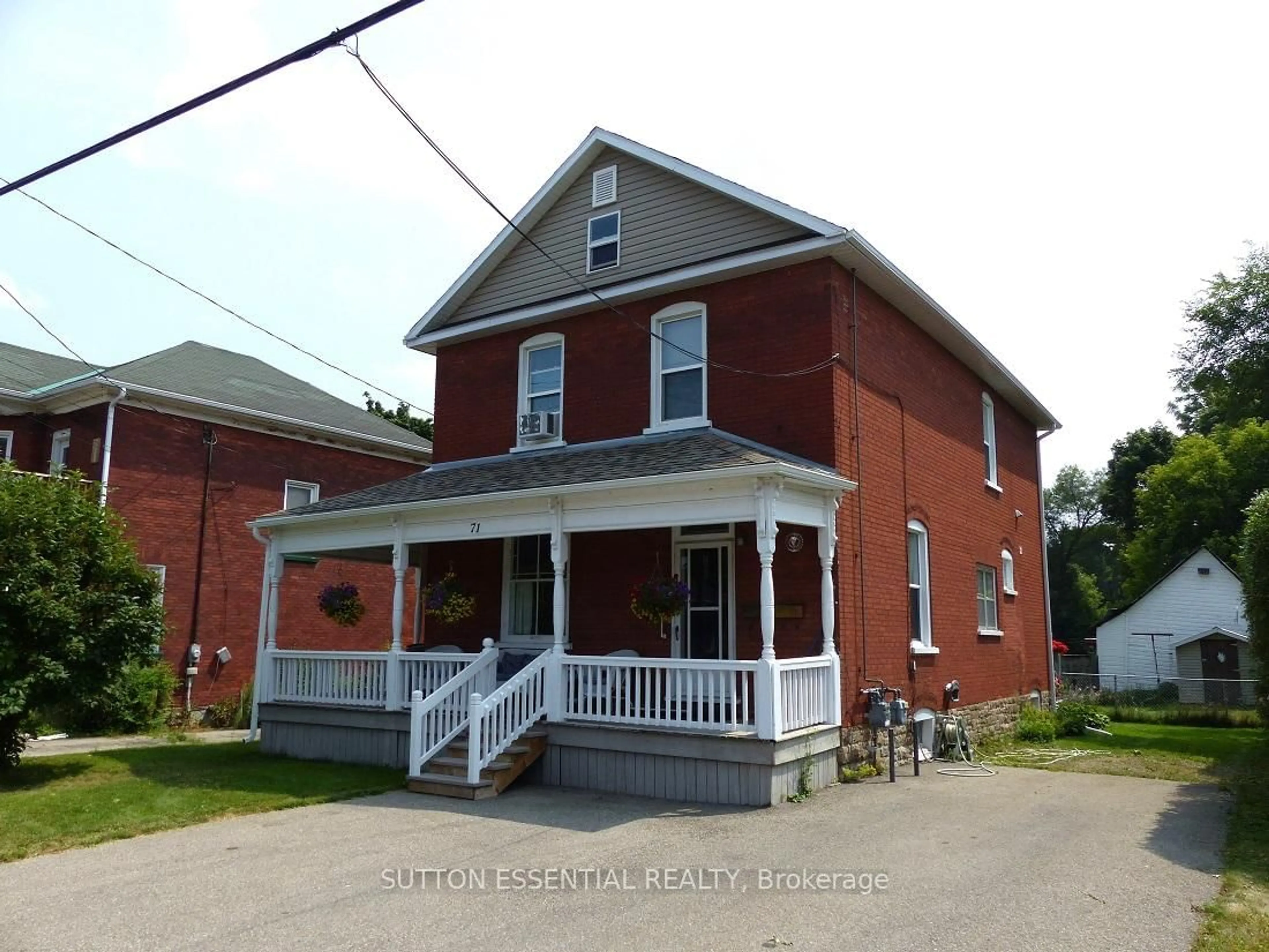 Home with brick exterior material, building for 71 Russell St, Smiths Falls Ontario K7A 1G5
