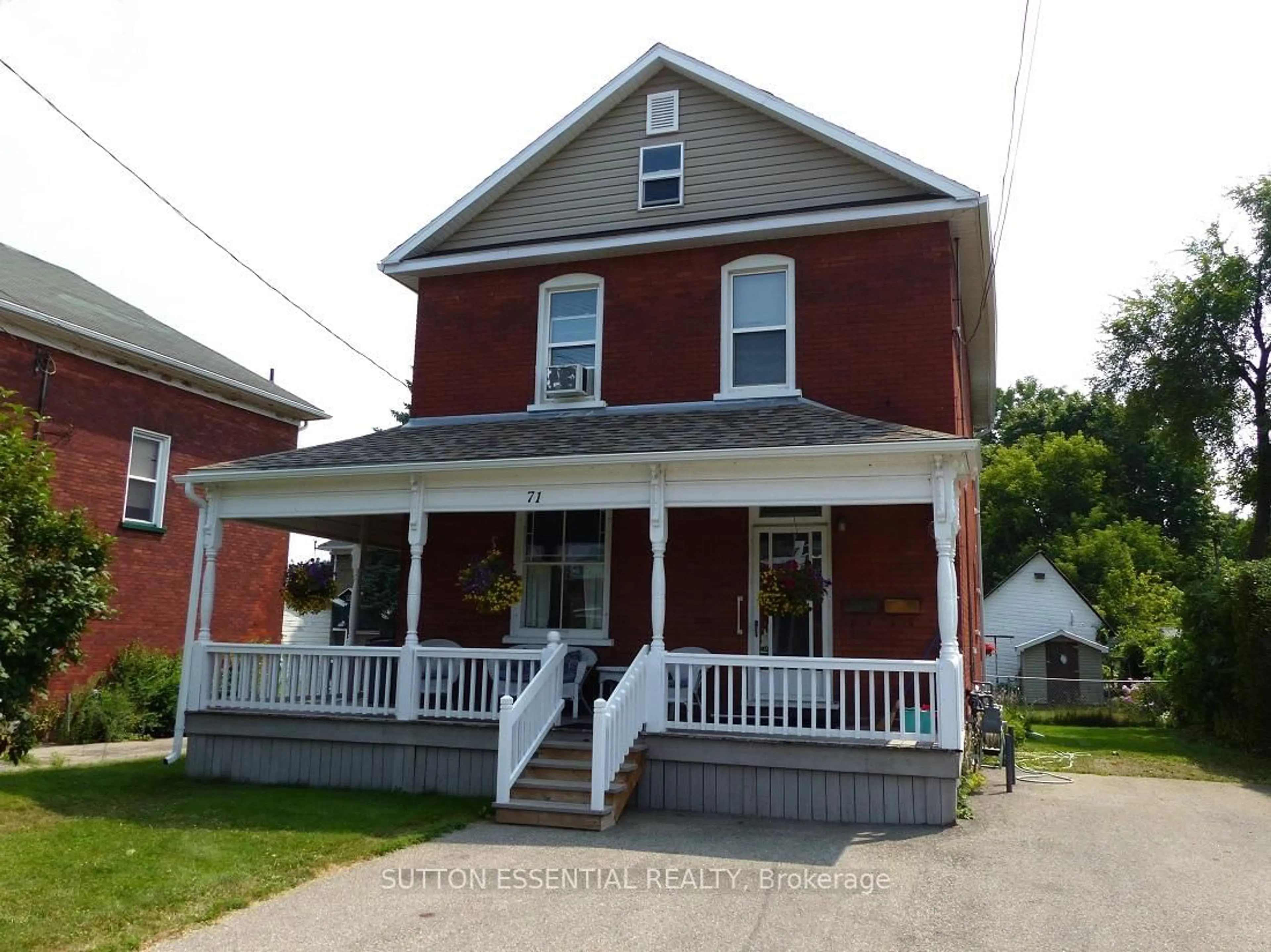 Home with vinyl exterior material, street for 71 Russell St, Smiths Falls Ontario K7A 1G5