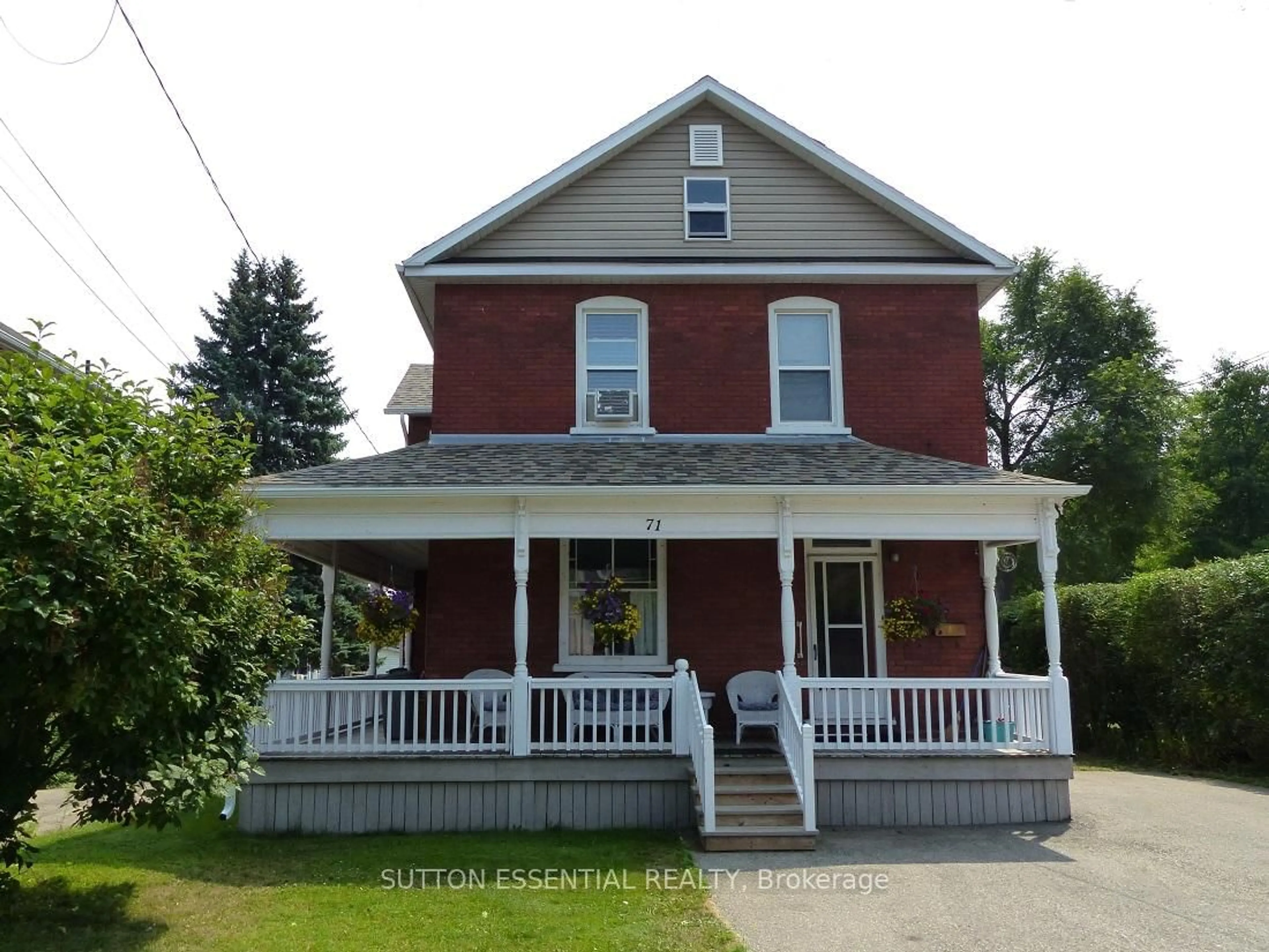 Home with vinyl exterior material, street for 71 Russell St, Smiths Falls Ontario K7A 1G5