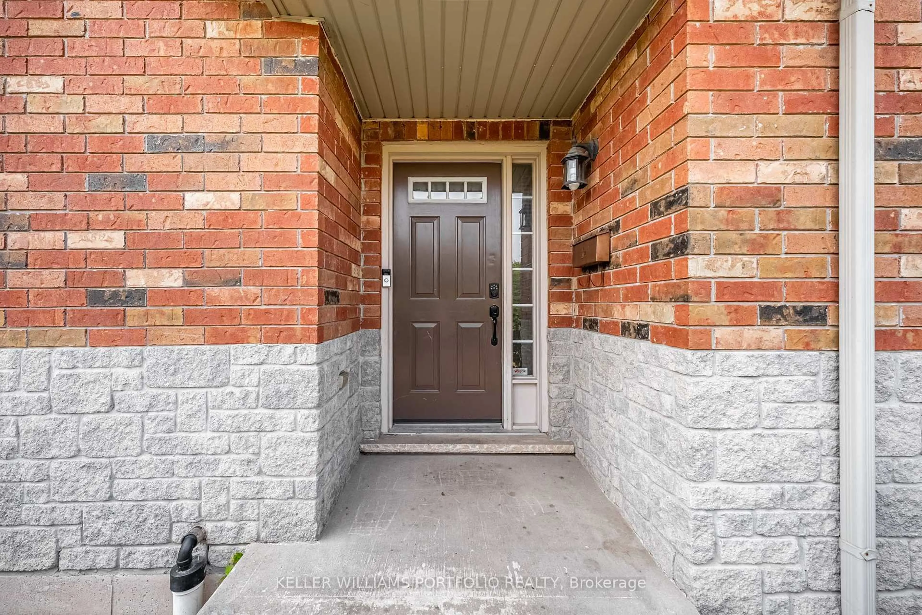 Indoor entryway for 90 Magnolia Cres, Grimsby Ontario L3M 5R4