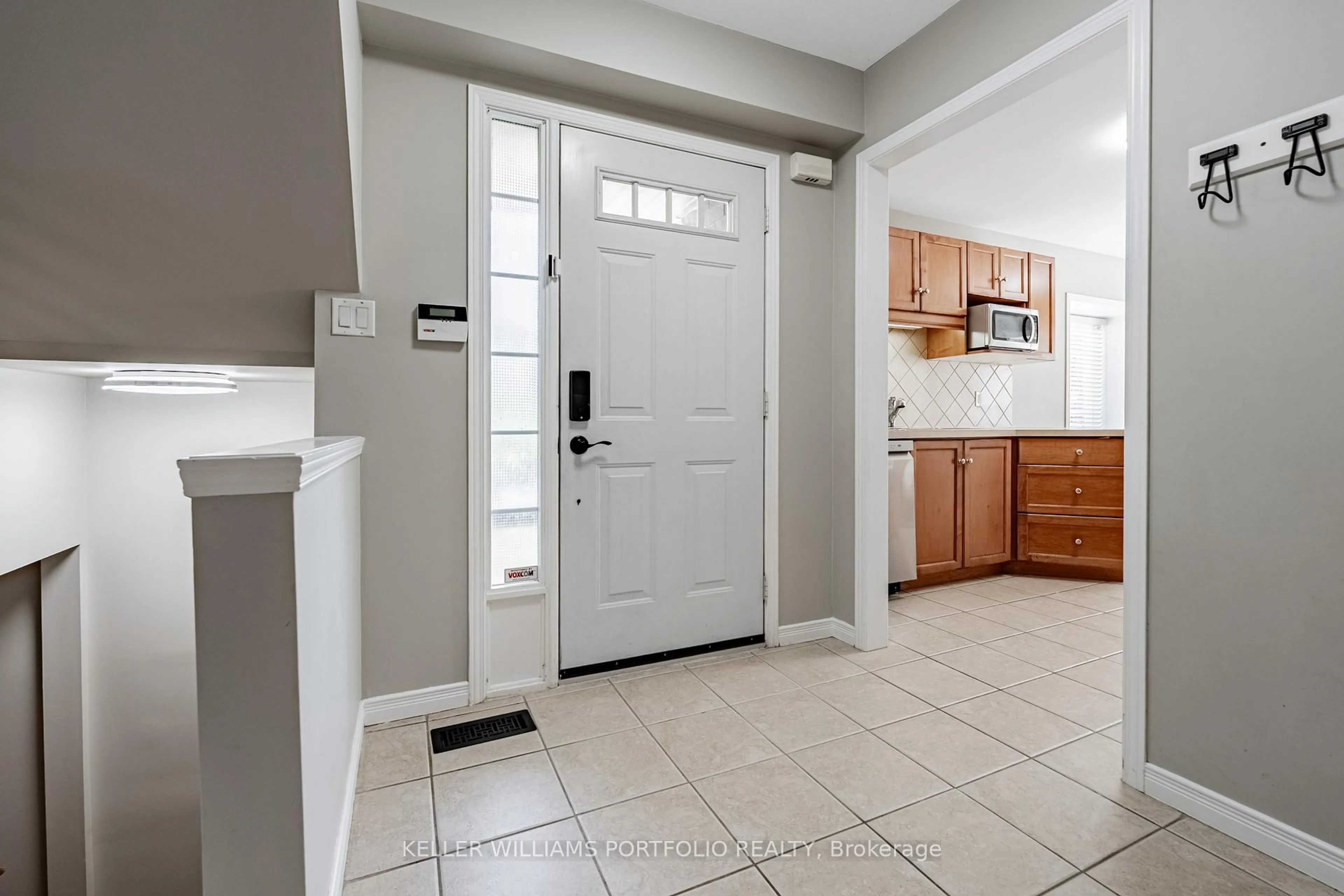 Indoor entryway for 90 Magnolia Cres, Grimsby Ontario L3M 5R4