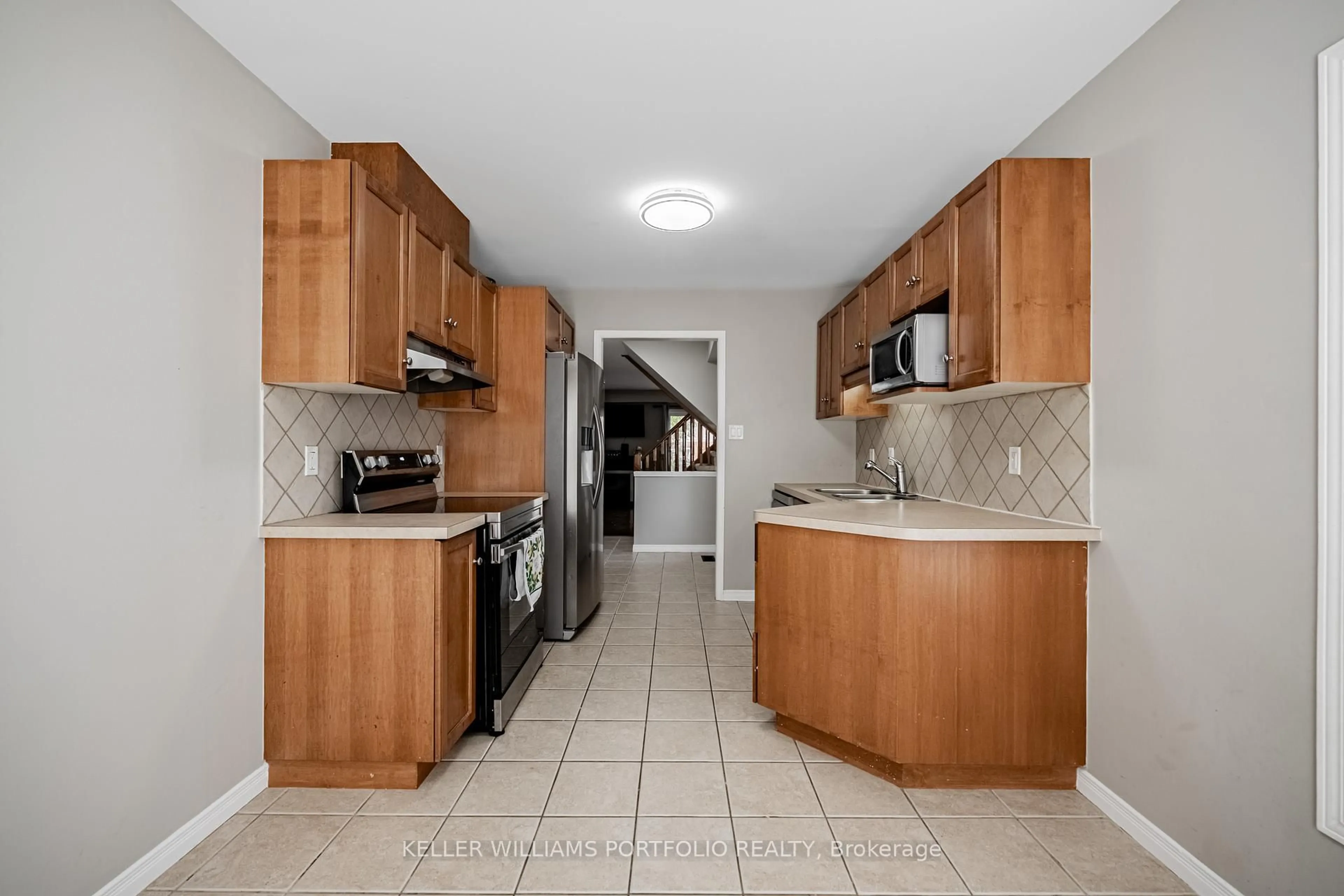 Standard kitchen, ceramic/tile floor for 90 Magnolia Cres, Grimsby Ontario L3M 5R4