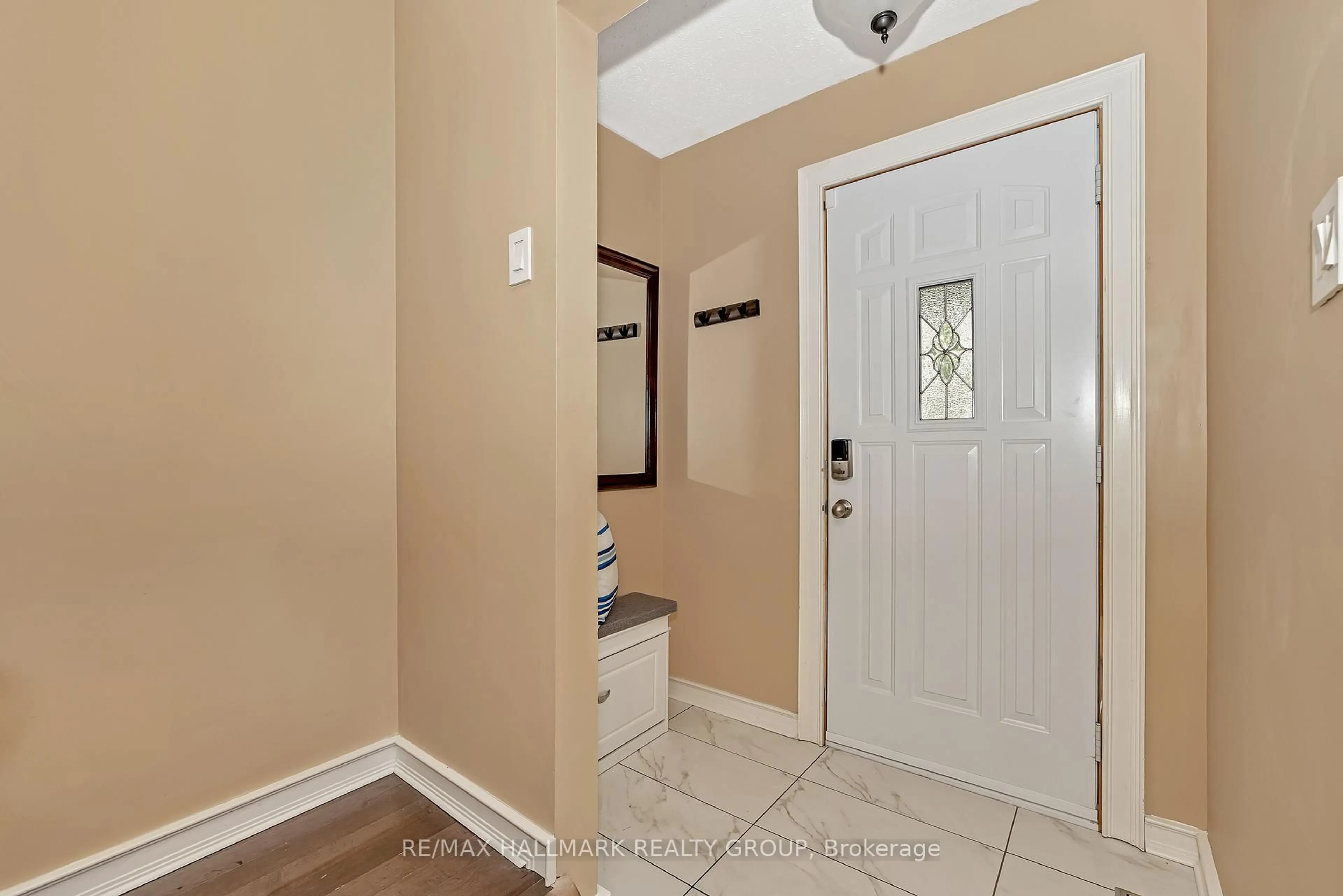 Indoor entryway for 16 Hawley Cres, Ottawa Ontario K2M 1T3