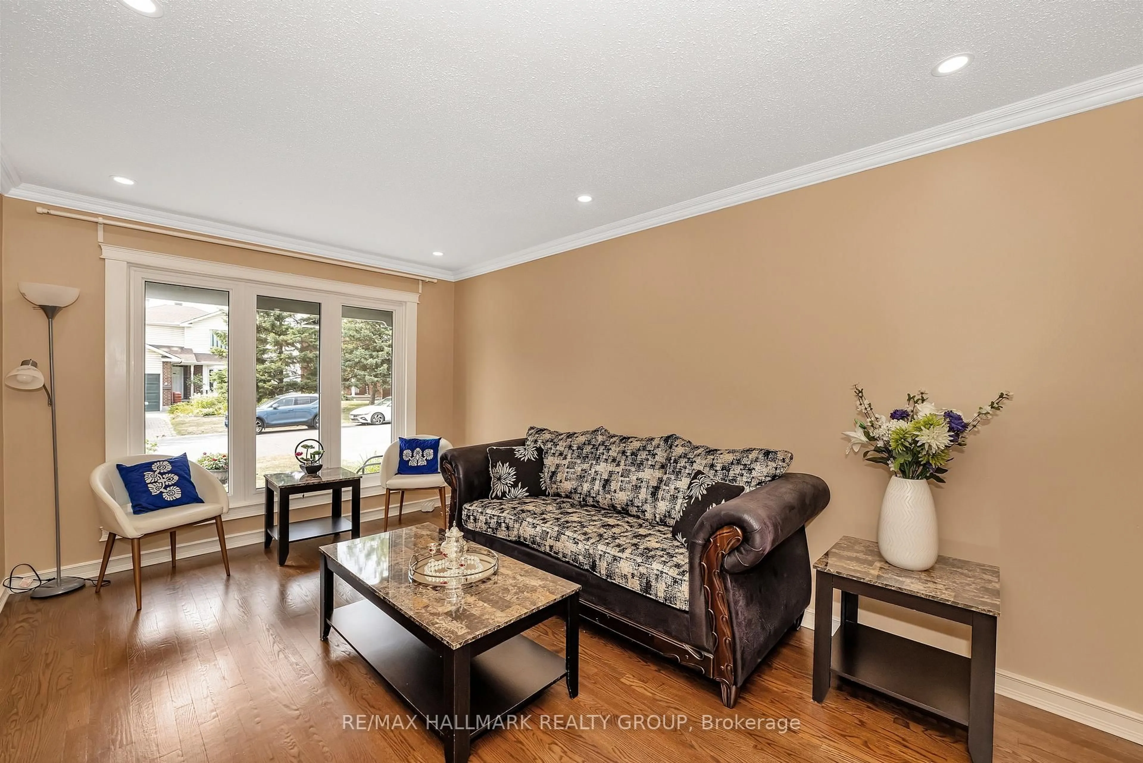 Living room with furniture, wood/laminate floor for 16 Hawley Cres, Ottawa Ontario K2M 1T3