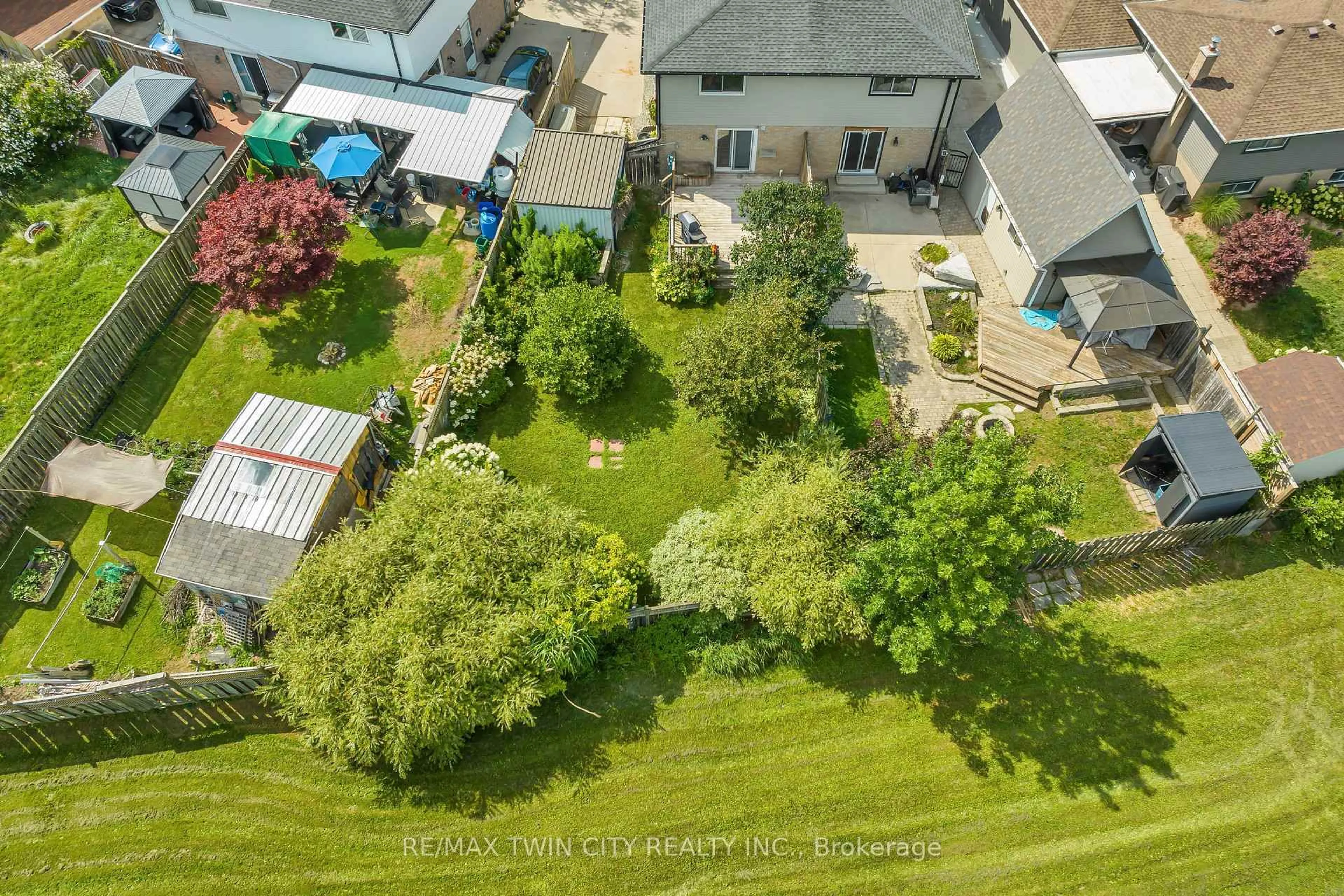 A pic from outside/outdoor area/front of a property/back of a property/a pic from drone, street for 28 Uxbridge Cres, Kitchener Ontario N2E 2P8