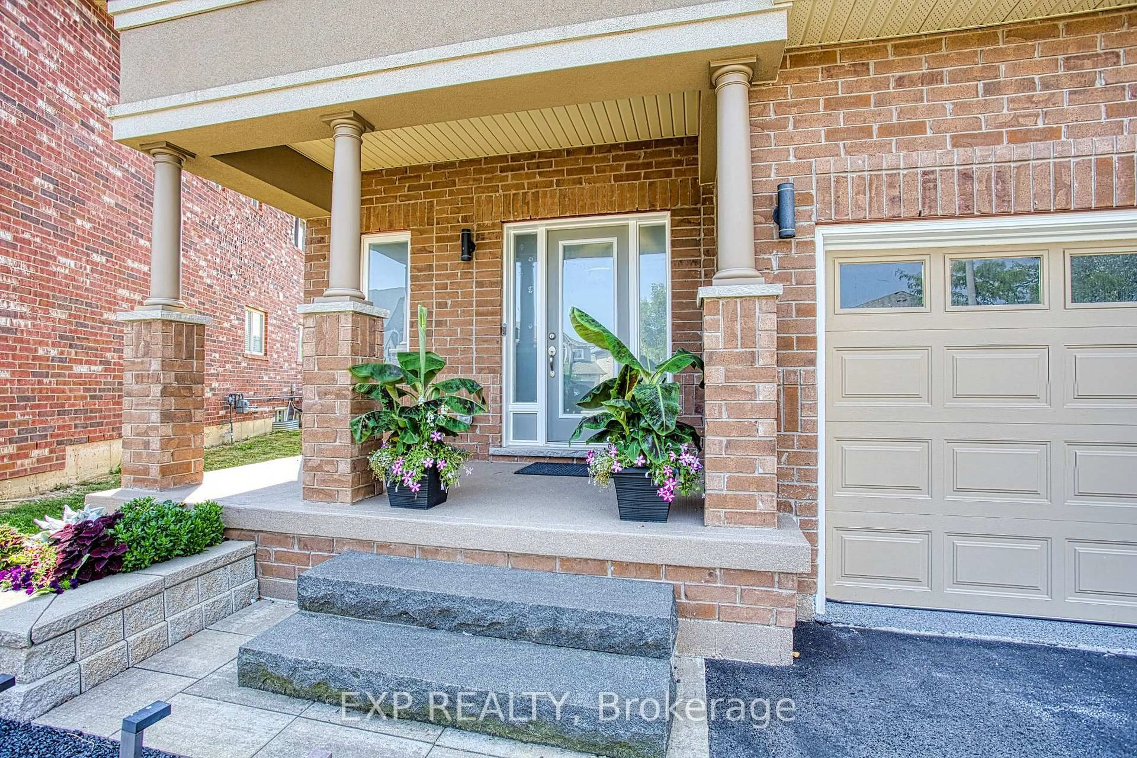 Indoor entryway for 14 Carpenter Crt, Grimsby Ontario L3M 0E3
