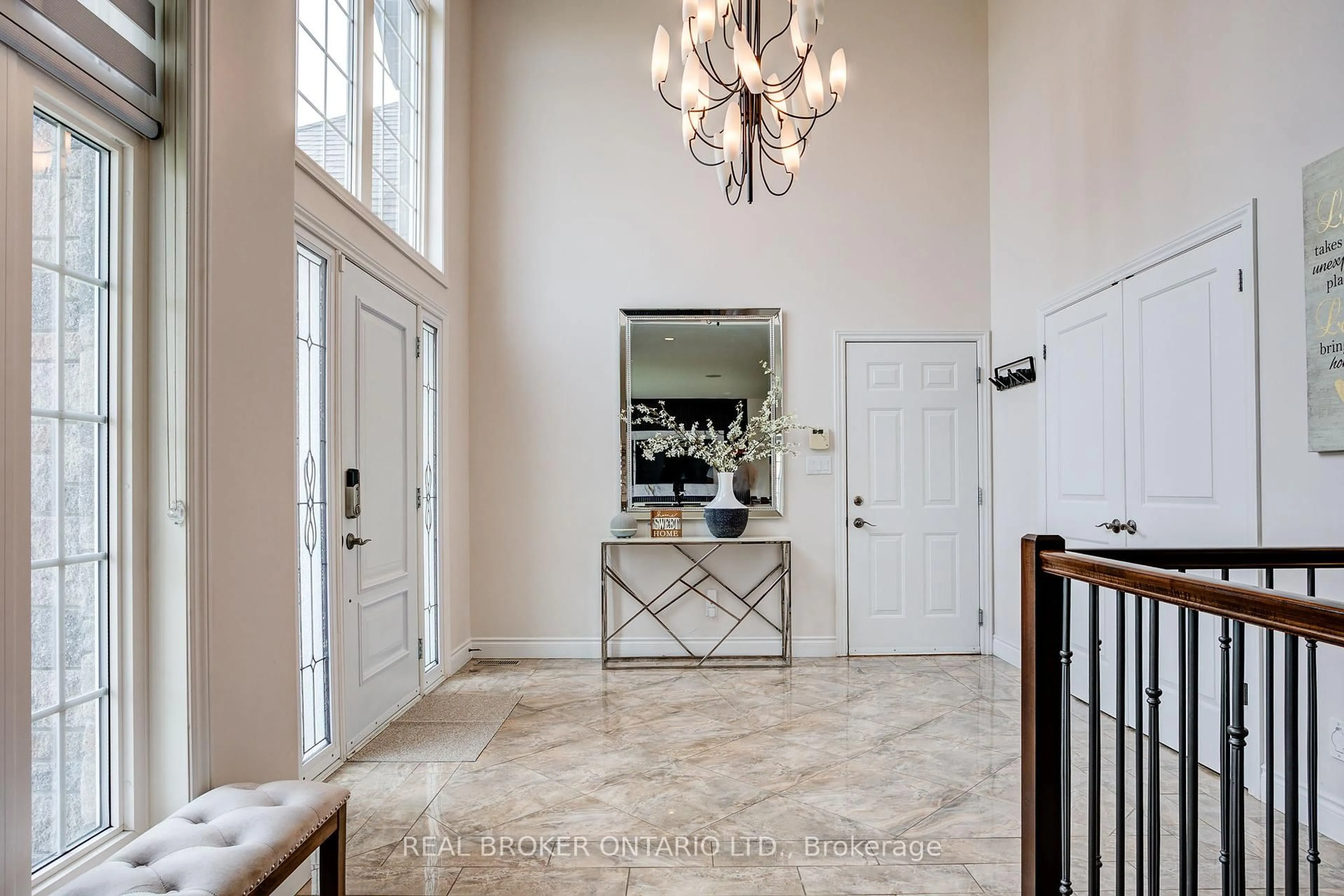 Indoor entryway for 3435 Edna St, Greater Sudbury Ontario P0M 1L0