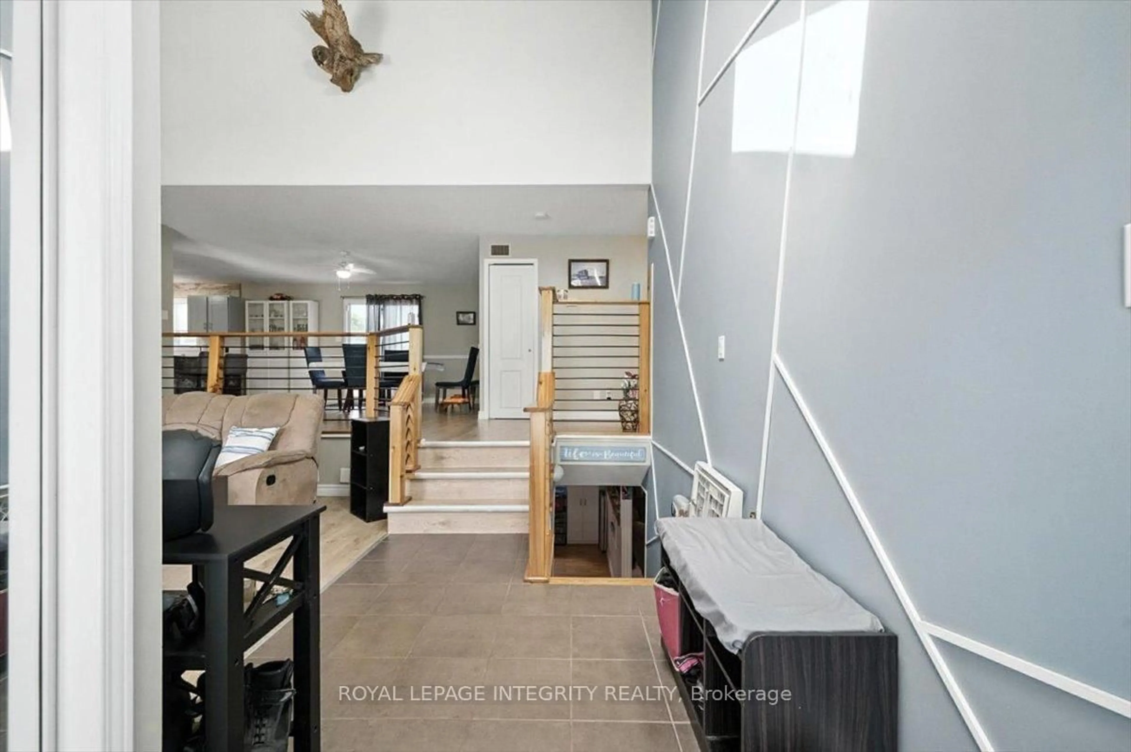 Indoor foyer for 51 Marcel St, Russell Ontario K0A 1W0