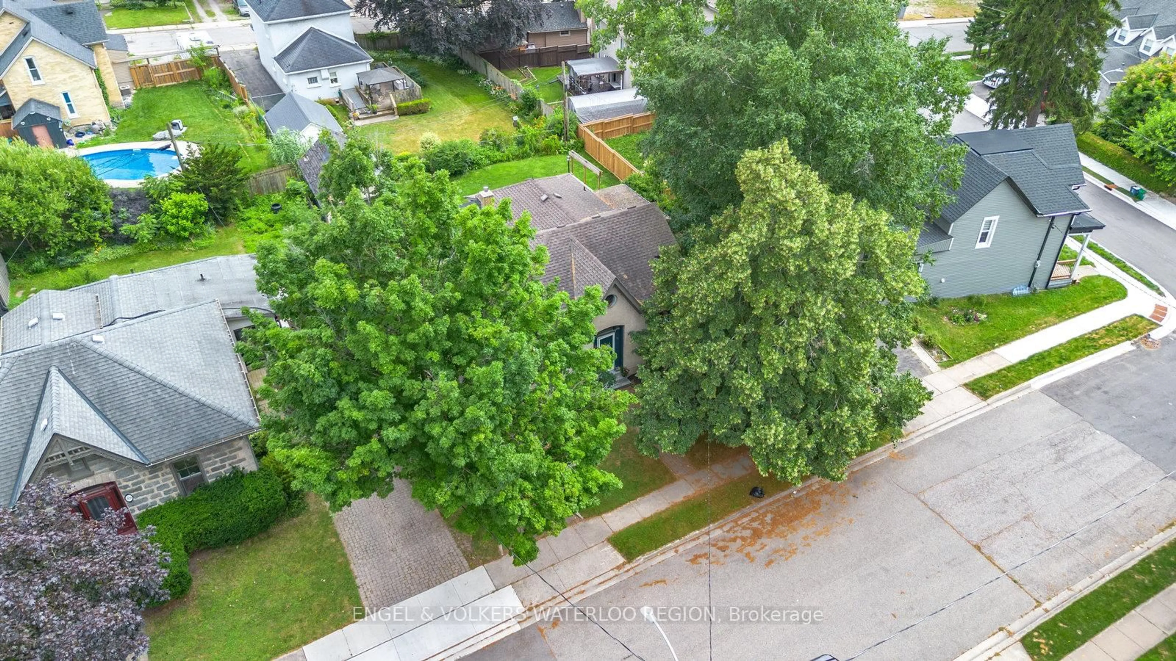 A pic from outside/outdoor area/front of a property/back of a property/a pic from drone, city buildings view from balcony for 35 Birch St, Cambridge Ontario N1R 2M4