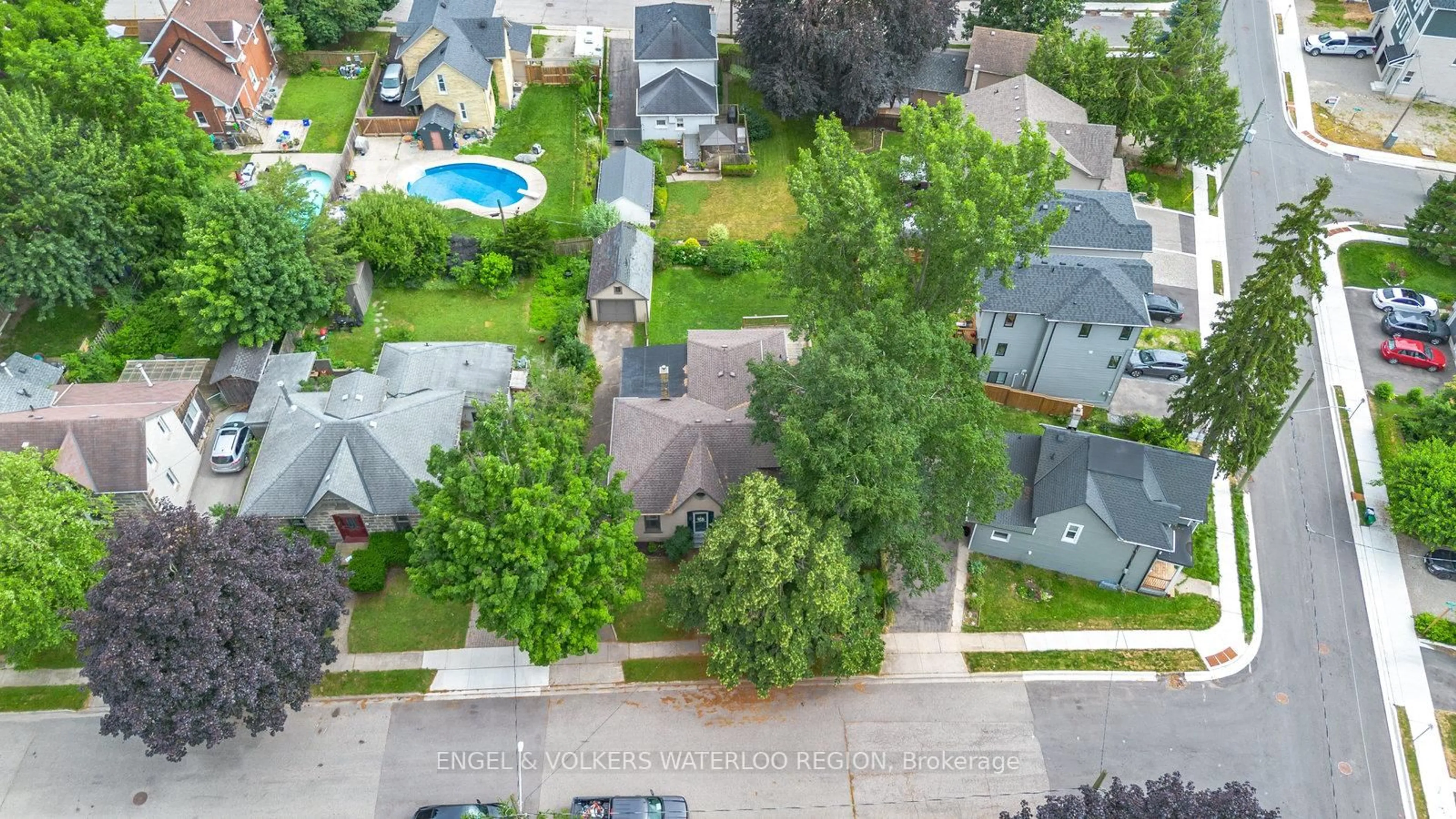A pic from outside/outdoor area/front of a property/back of a property/a pic from drone, street for 35 Birch St, Cambridge Ontario N1R 2M4