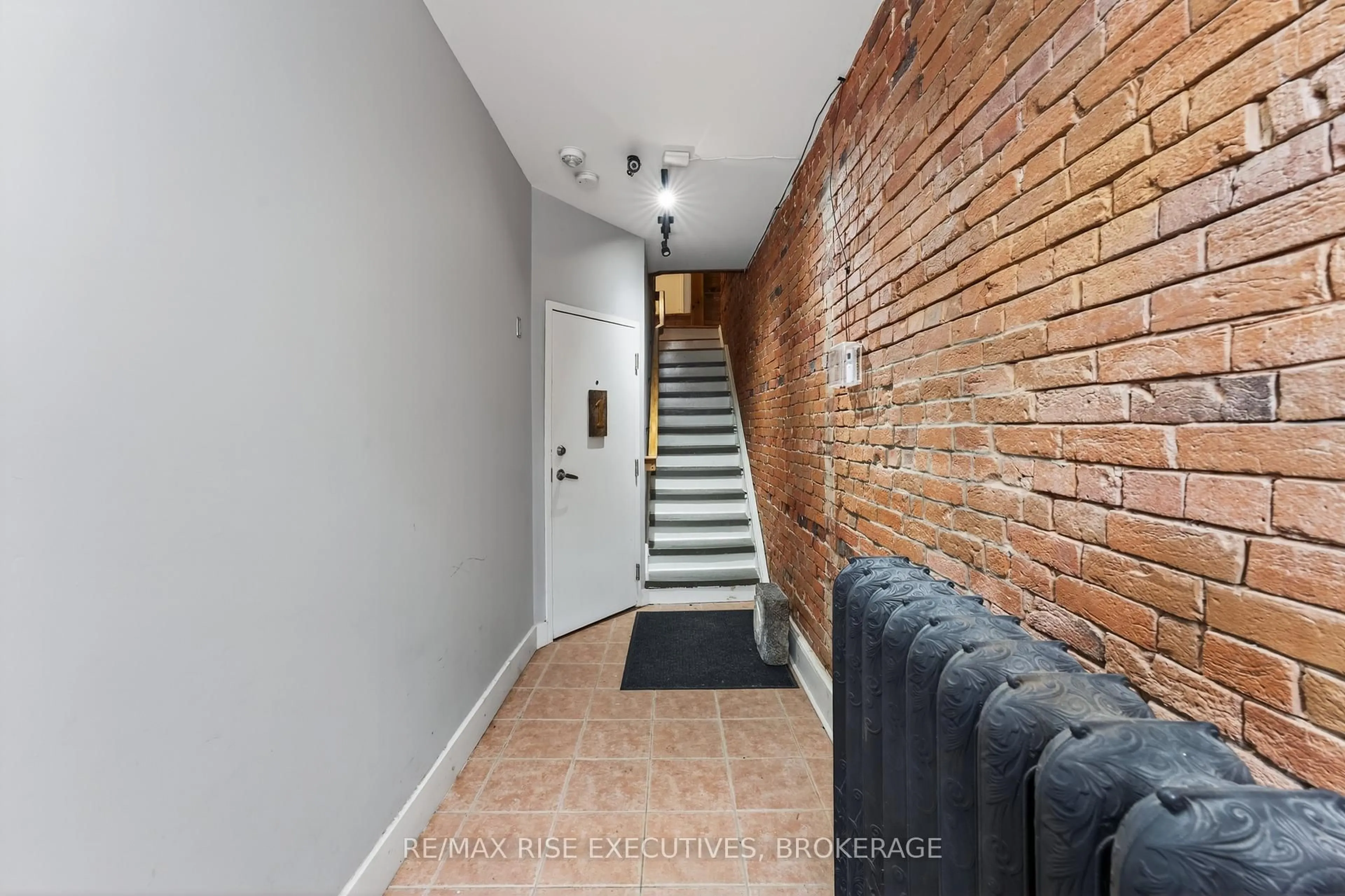 Indoor entryway for 160 King St, Kingston Ontario K7L 3A2